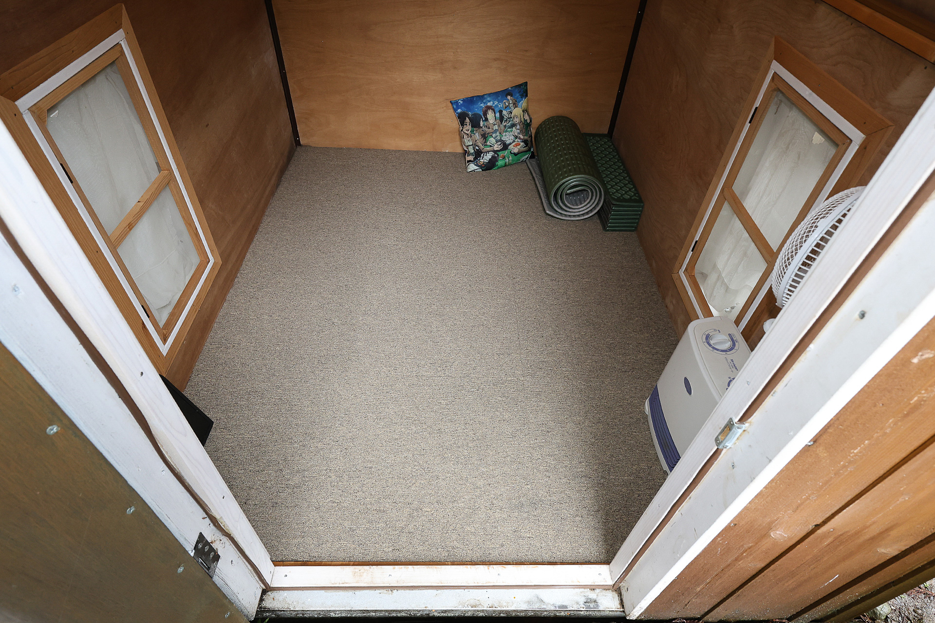 フロスティの室内。幅は2人用テントくらいで、長さは身長が180cmだときついかもという感じ。万人向けとは言えないが、ほかに類を見ないサイズ感