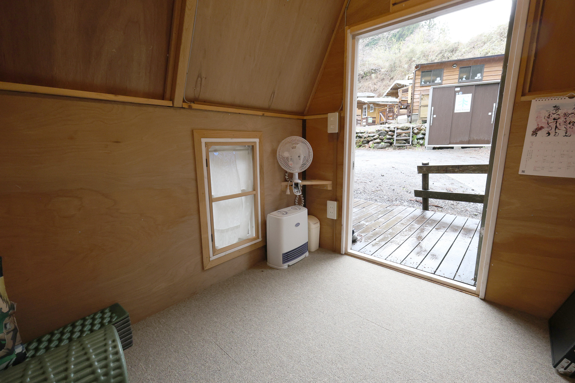 デッキとその前の土のエリアが占有スペース。食事や焚き火はそこでやる人が多いと言う