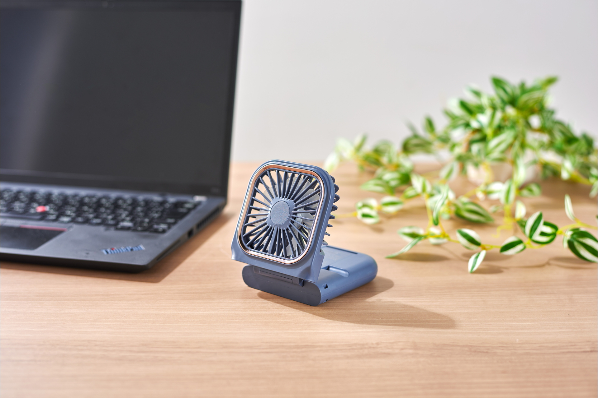 持ち手を台座にした卓上扇風機になる