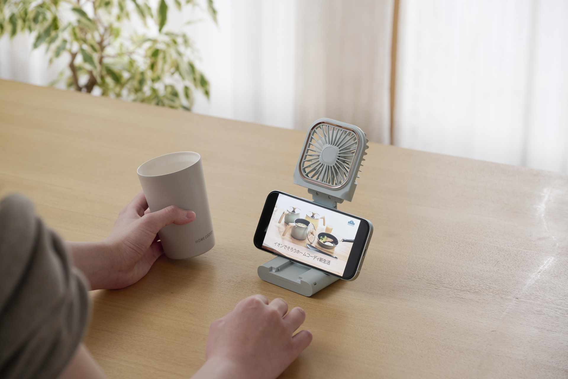 ヘッド部分が持ち手から展開し、スマホスタンドになる