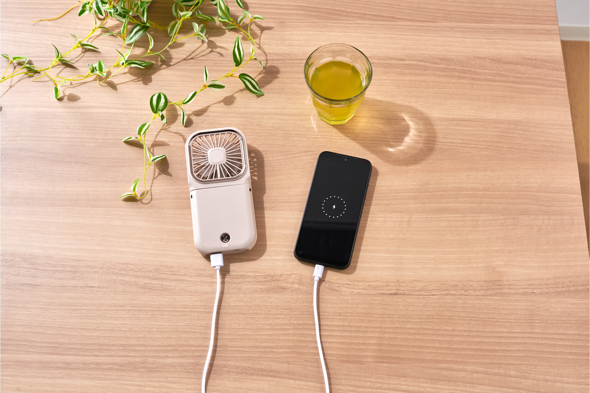 スマートフォンの充電も可能