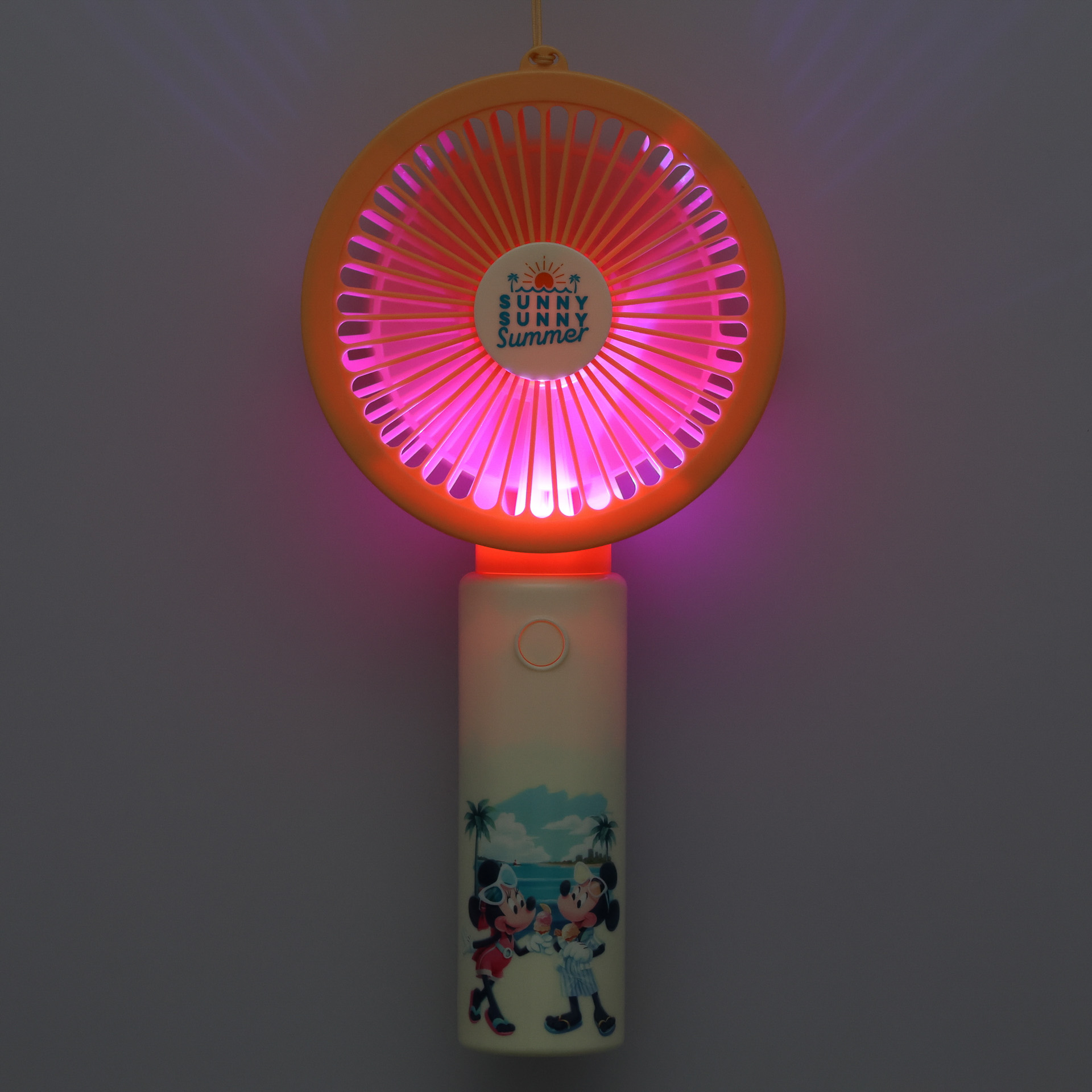 「ファン」（2600円）はライトのカラーが変化する