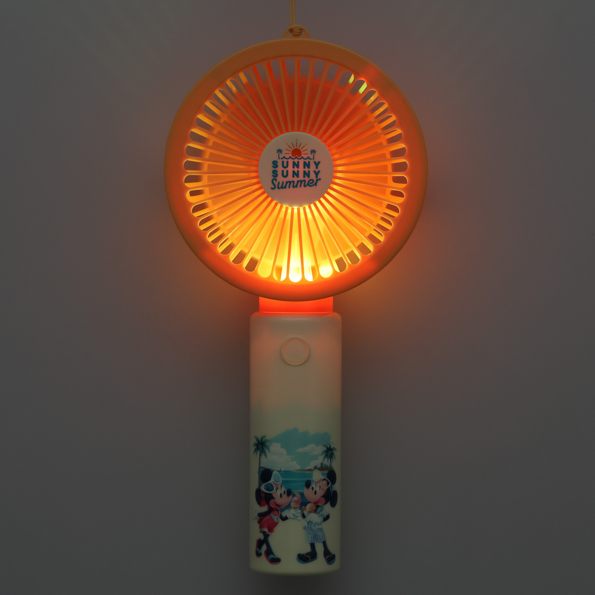 「ファン」（2600円）はライトのカラーが変化する