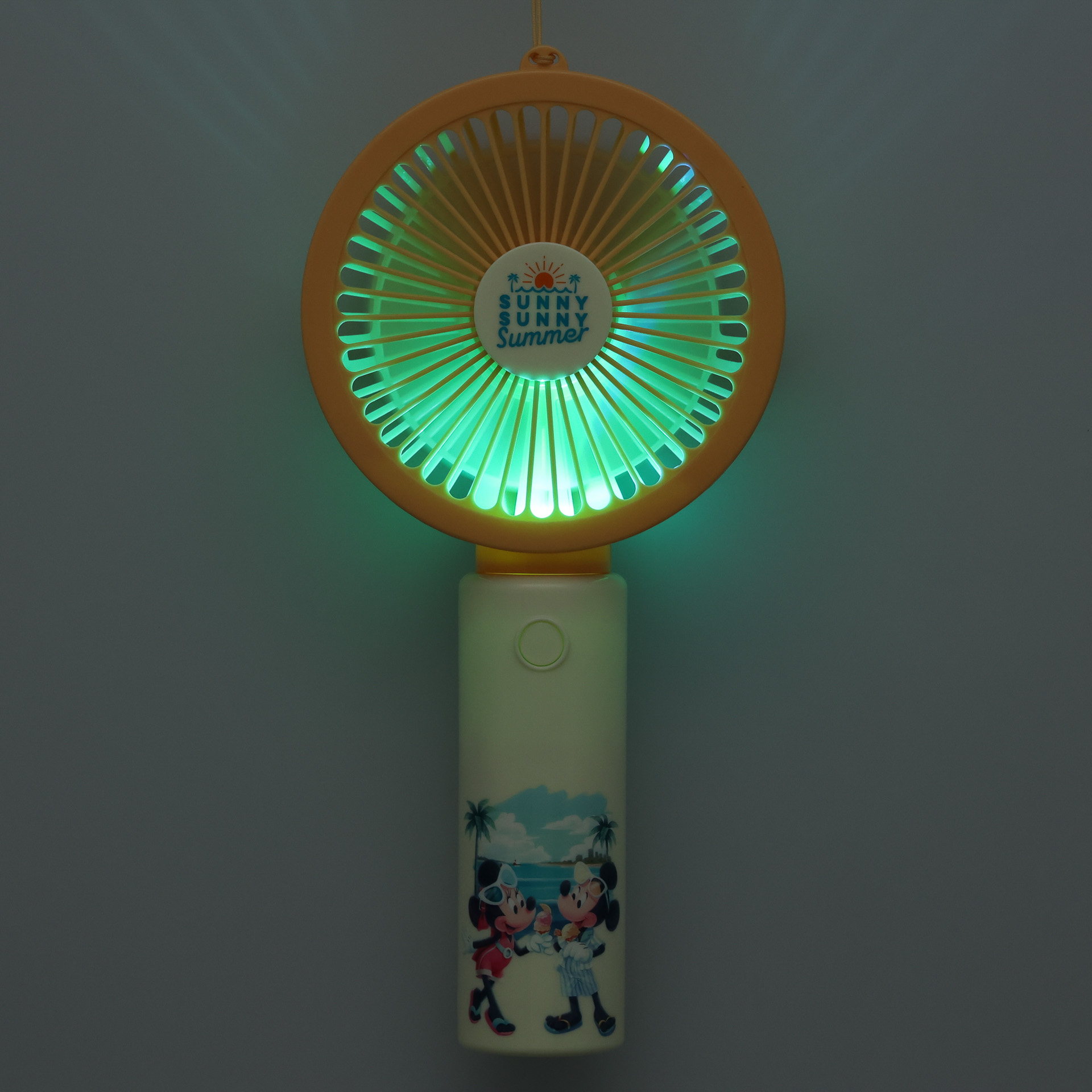 「ファン」（2600円）はライトのカラーが変化する