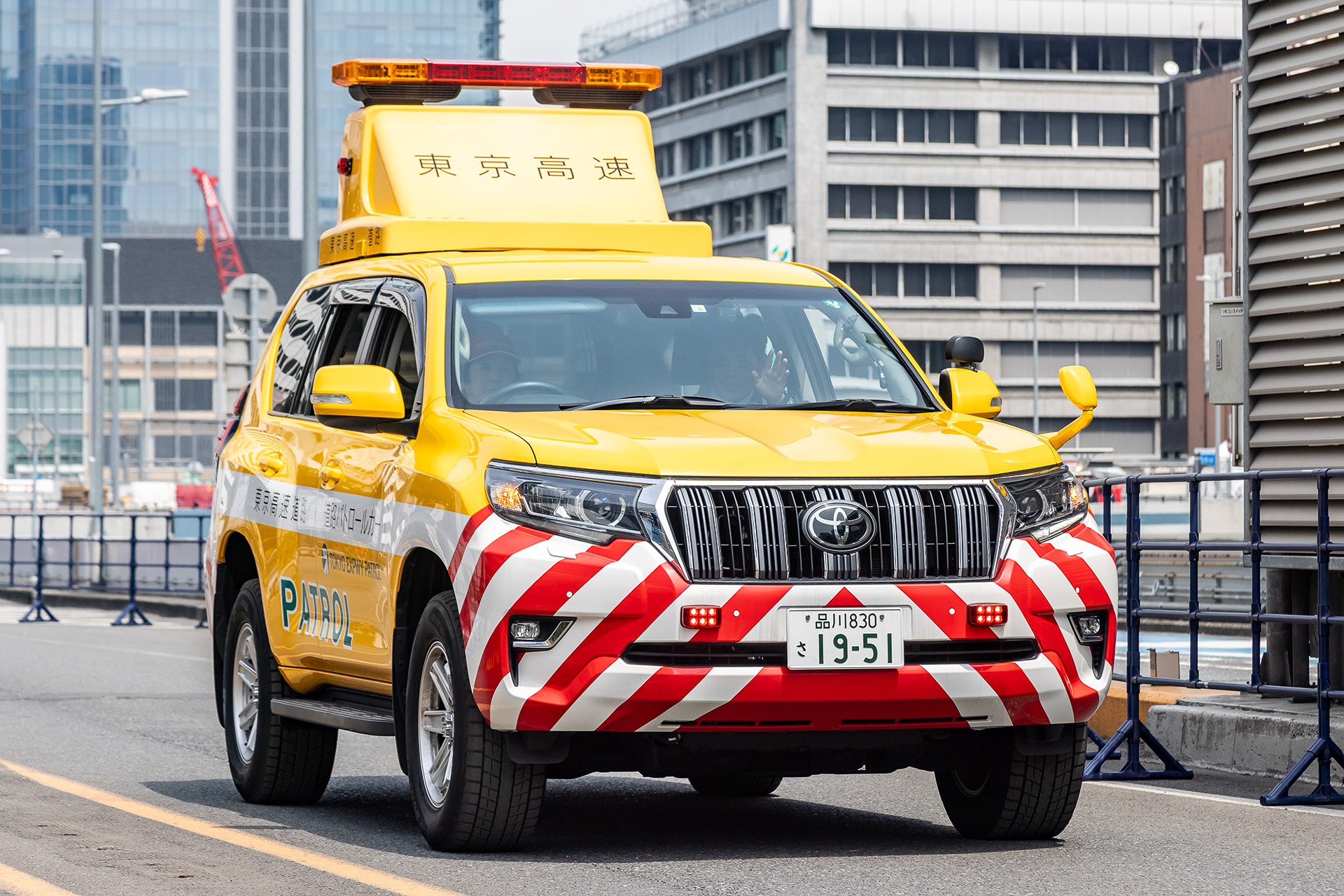 先頭はランドクルーザーベースの東京高速道路のパトロールカー