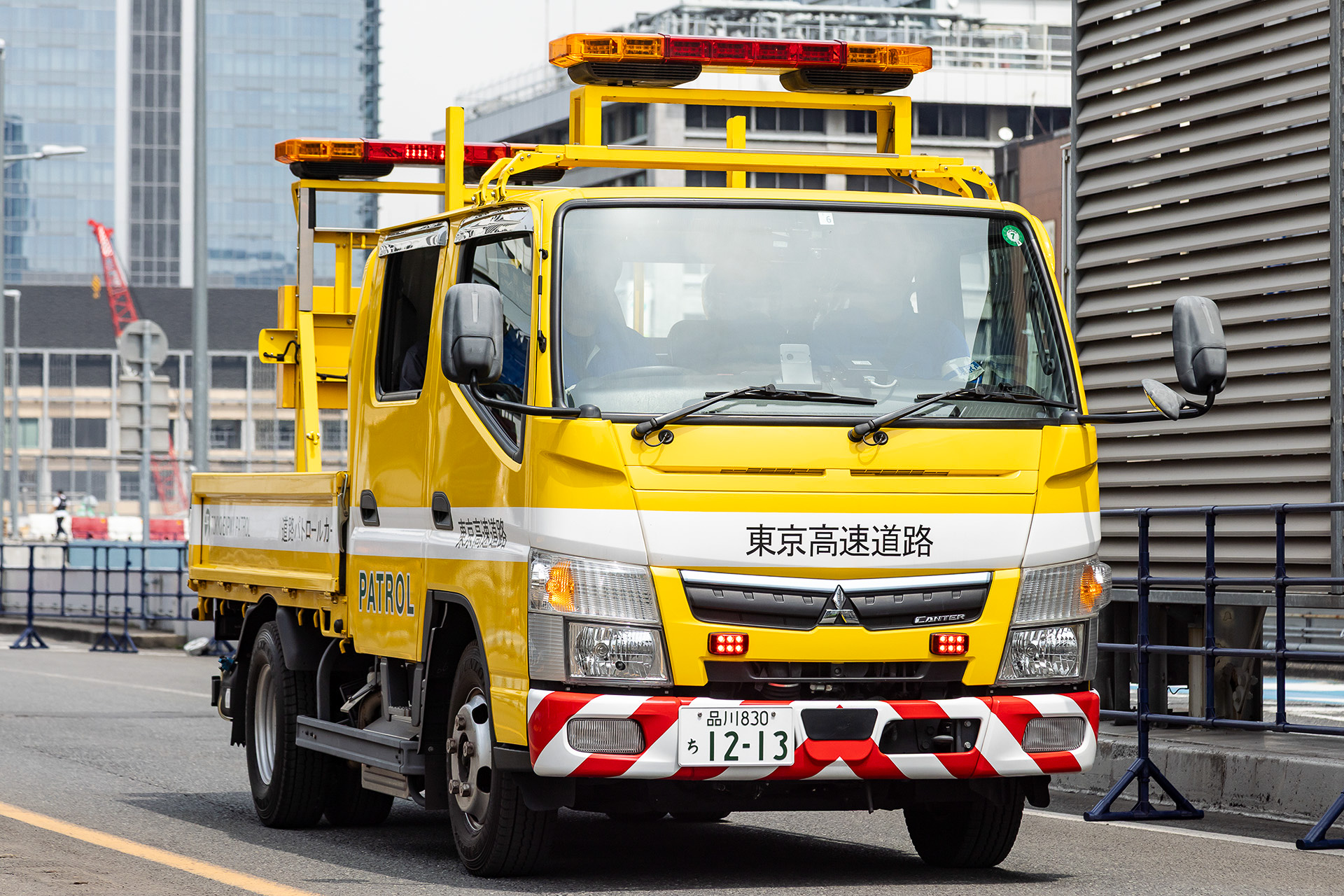 しんがりを務めた東京高速道路のパトロールカー。このほかいすゞ「117クーペ」、三菱「デボネア」、ホンダ「シティ カブリオレ」が参加していた