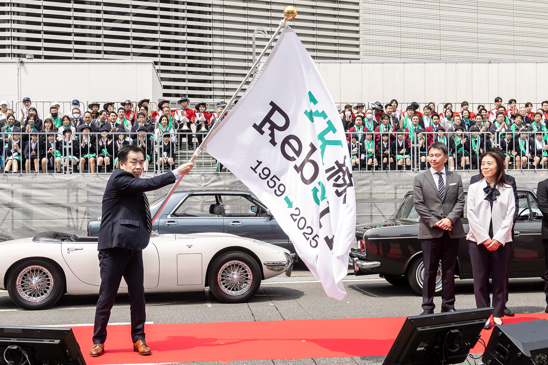 道路施設担当からプロジェクト担当への記念フラッグの引き渡しを行なうハンドオーバーセレモニーを実施