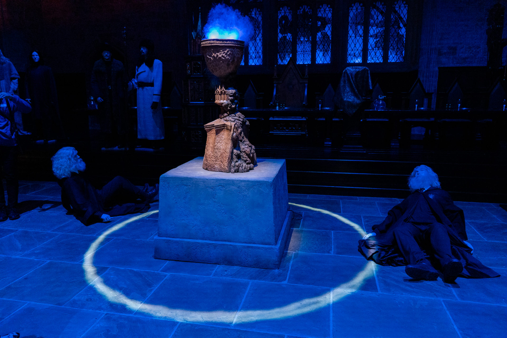 ホグワーツの大広間に高さ2m超えのゴブレットが登場！　その周りを17歳以上の生徒のみが入れる年齢線が囲んでいる