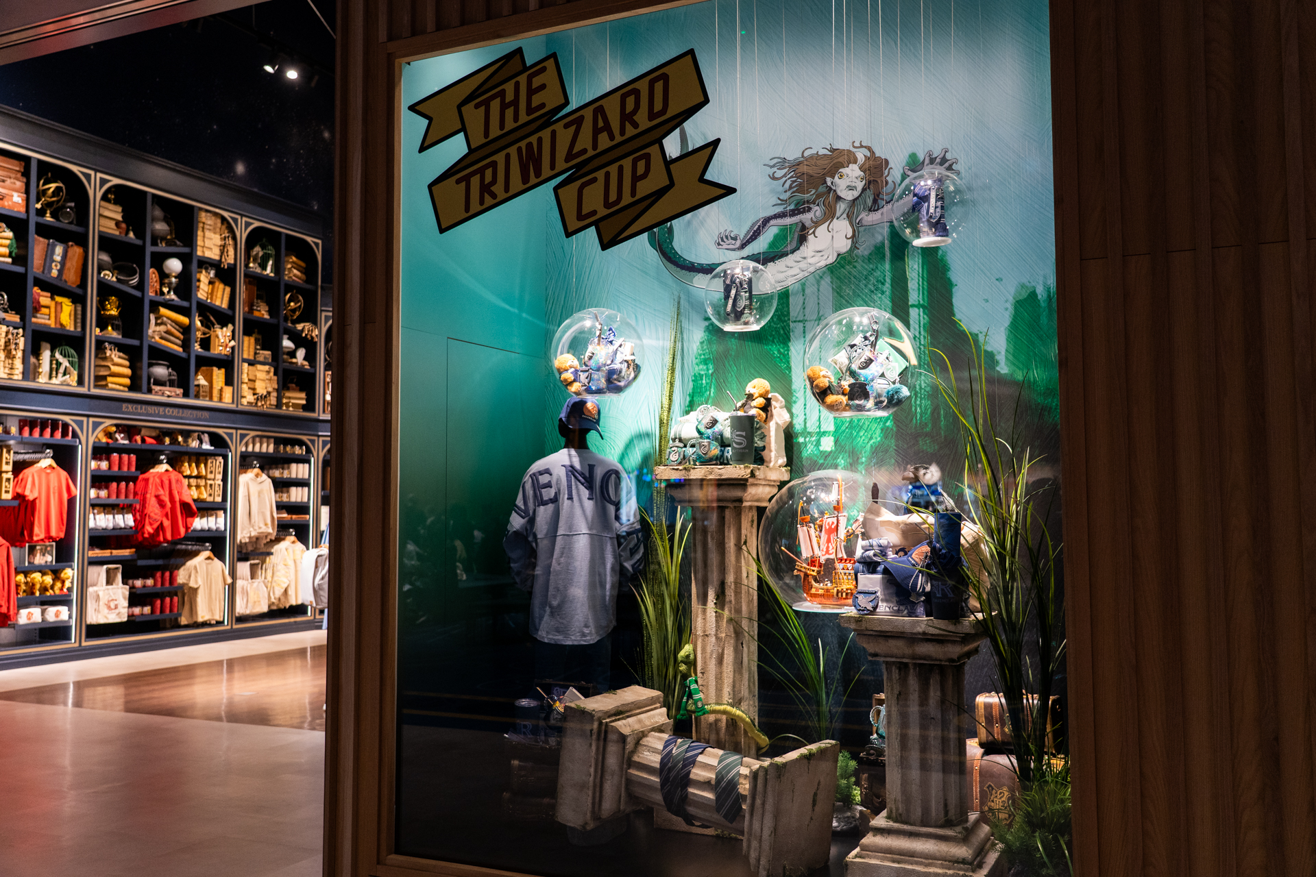 メインショップのウィンドウディスプレイも「炎のゴブレット」仕様に！　気になる新作グッズは後半でご紹介