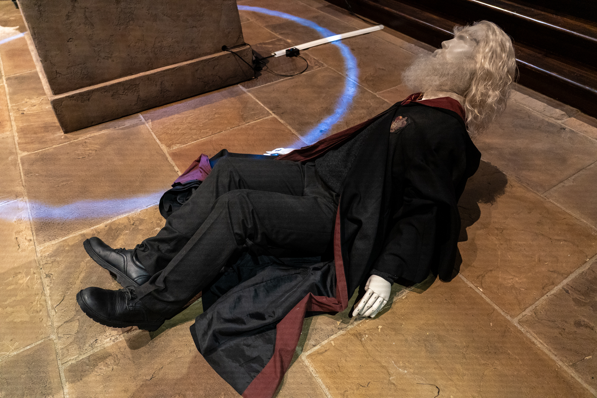 年齢線にはじき飛ばされたフレッドとジョージのいたずら好き双子兄弟。映画と同じく、老け薬を飲んで年齢をごまかそうとしたものの見事にはじき出されてしまった