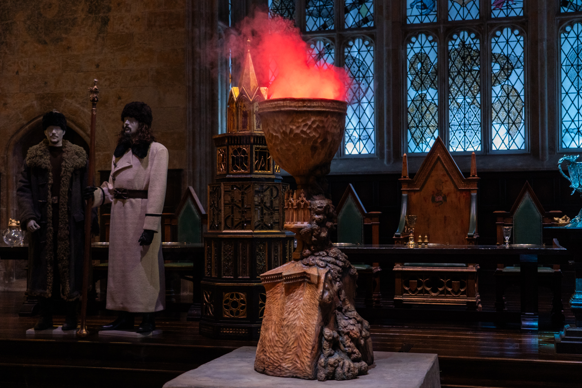 ゴブレットの炎が青から赤にかわる映画さながらのシーンを見ることができる