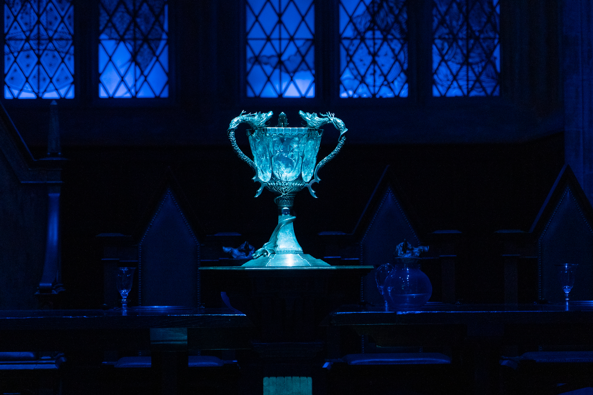 宝石のように輝くトーナメントの優勝杯。青い光が当たる演出は幻想的だ。細部に施されたドラゴンをぜひ間近で