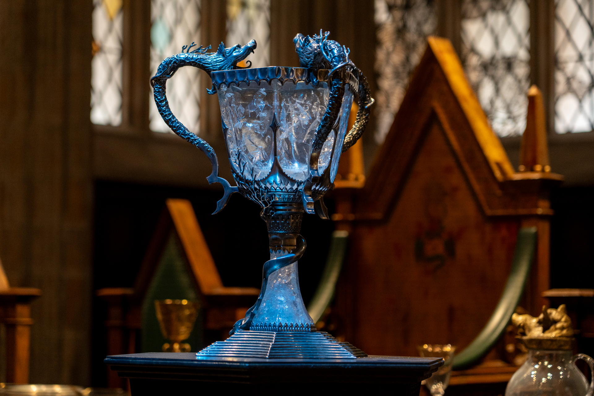 宝石のように輝くトーナメントの優勝杯。青い光が当たる演出は幻想的だ。細部に施されたドラゴンをぜひ間近で