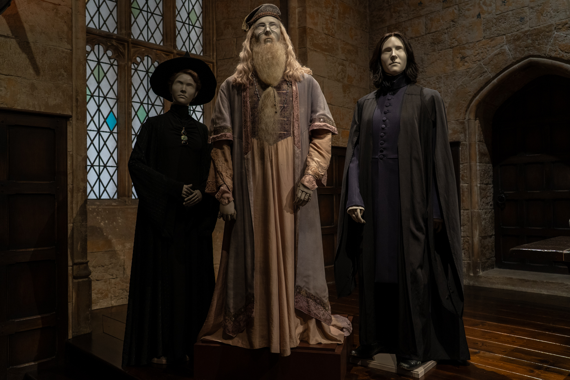 大広間祭壇上の先生たちも少しアップデートされている