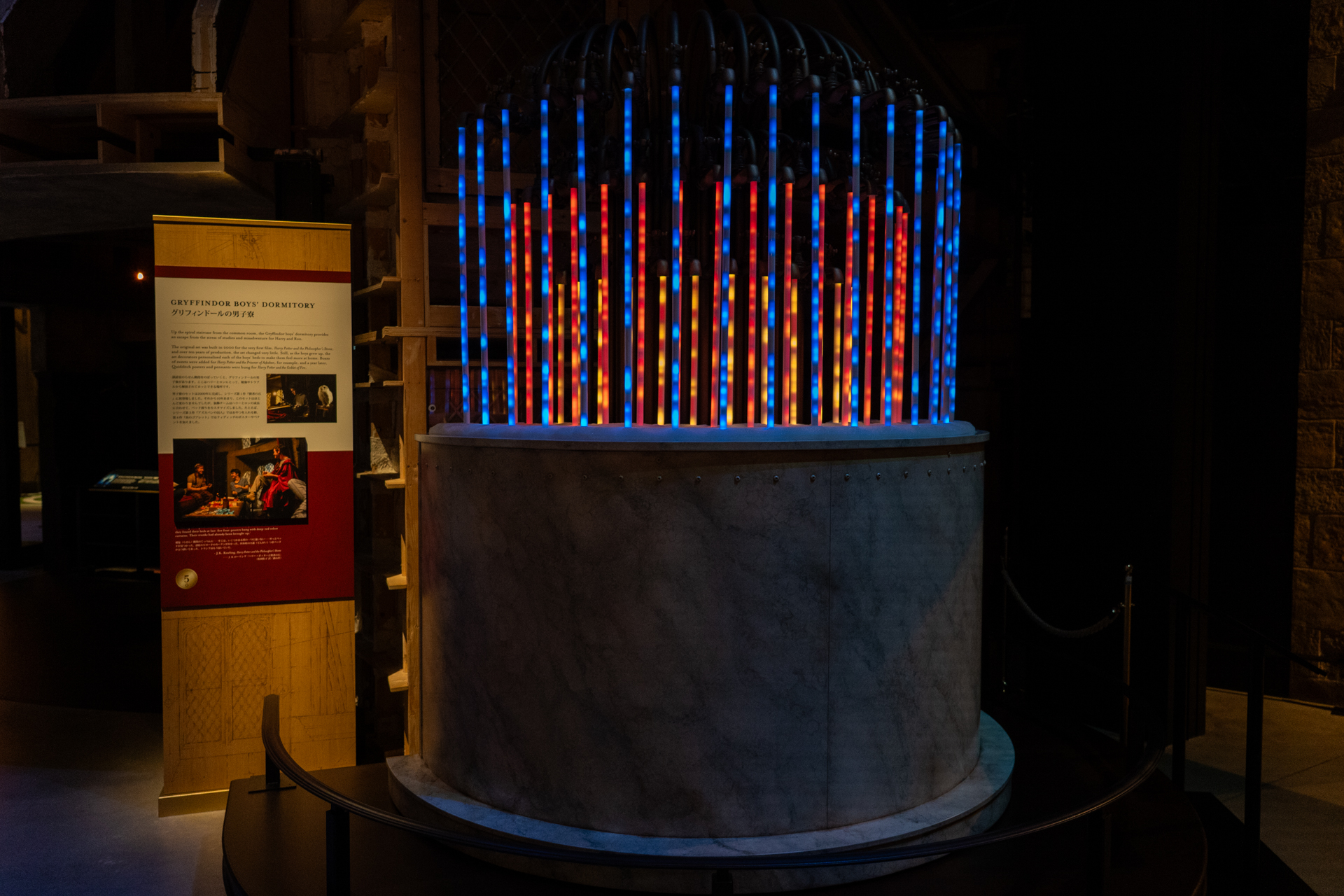 ハリーが第2の課題のヒントを得るために訪れた監督生の浴室の色とりどりの水が流れる蛇口