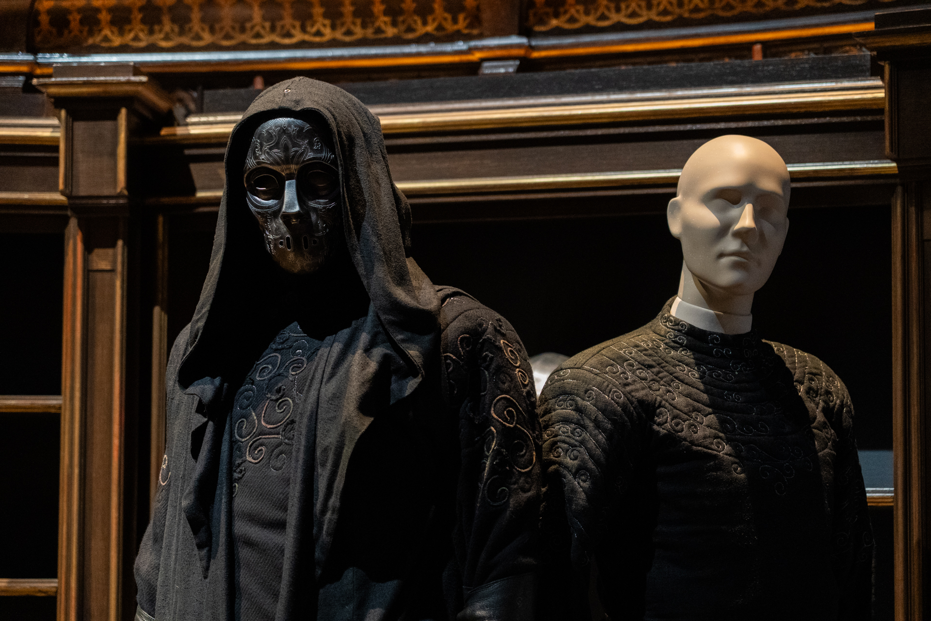 ベルベットやシルクで作られた衣装。細かい刺繍などにも注目