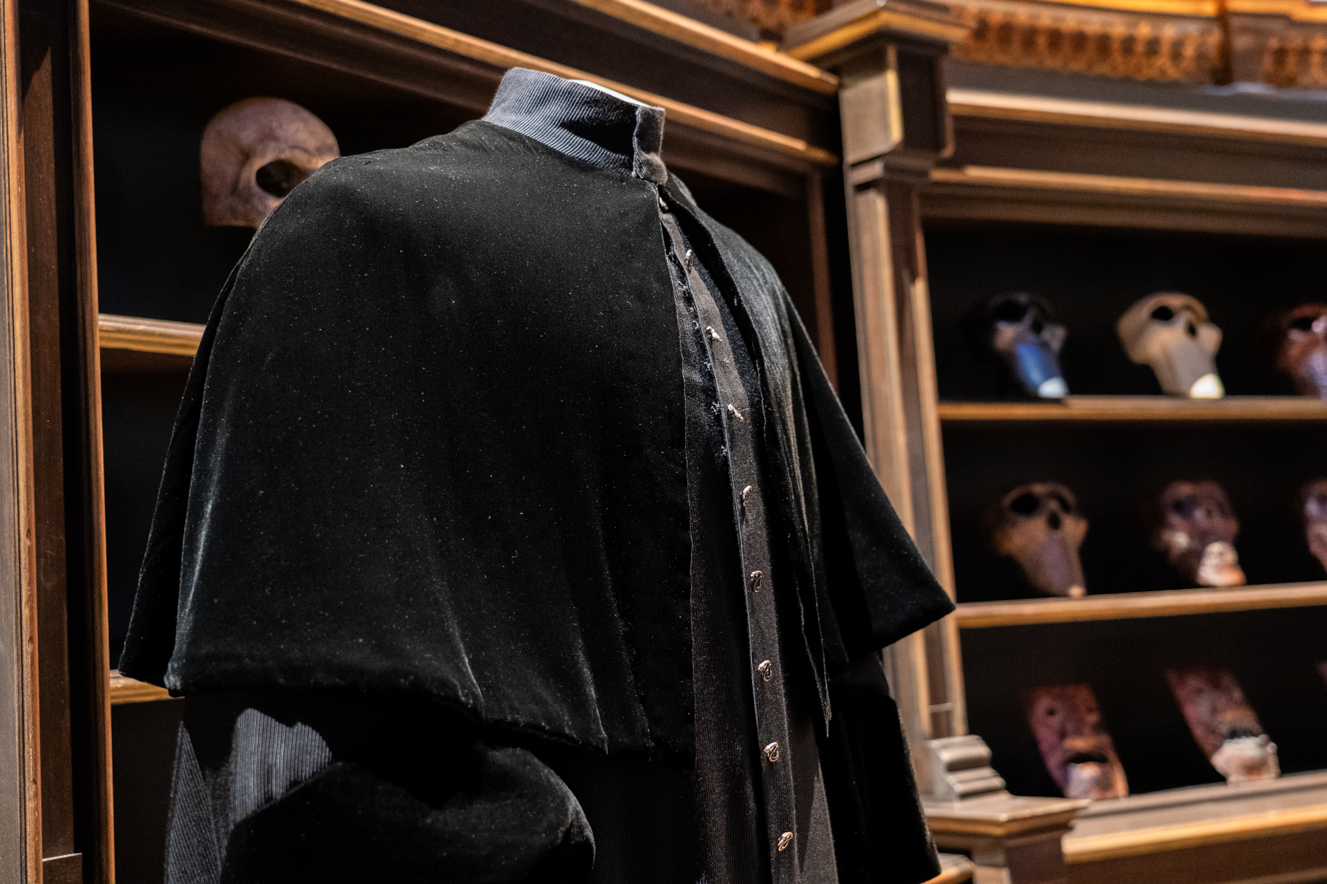 ベルベットやシルクで作られた衣装。細かい刺繍などにも注目