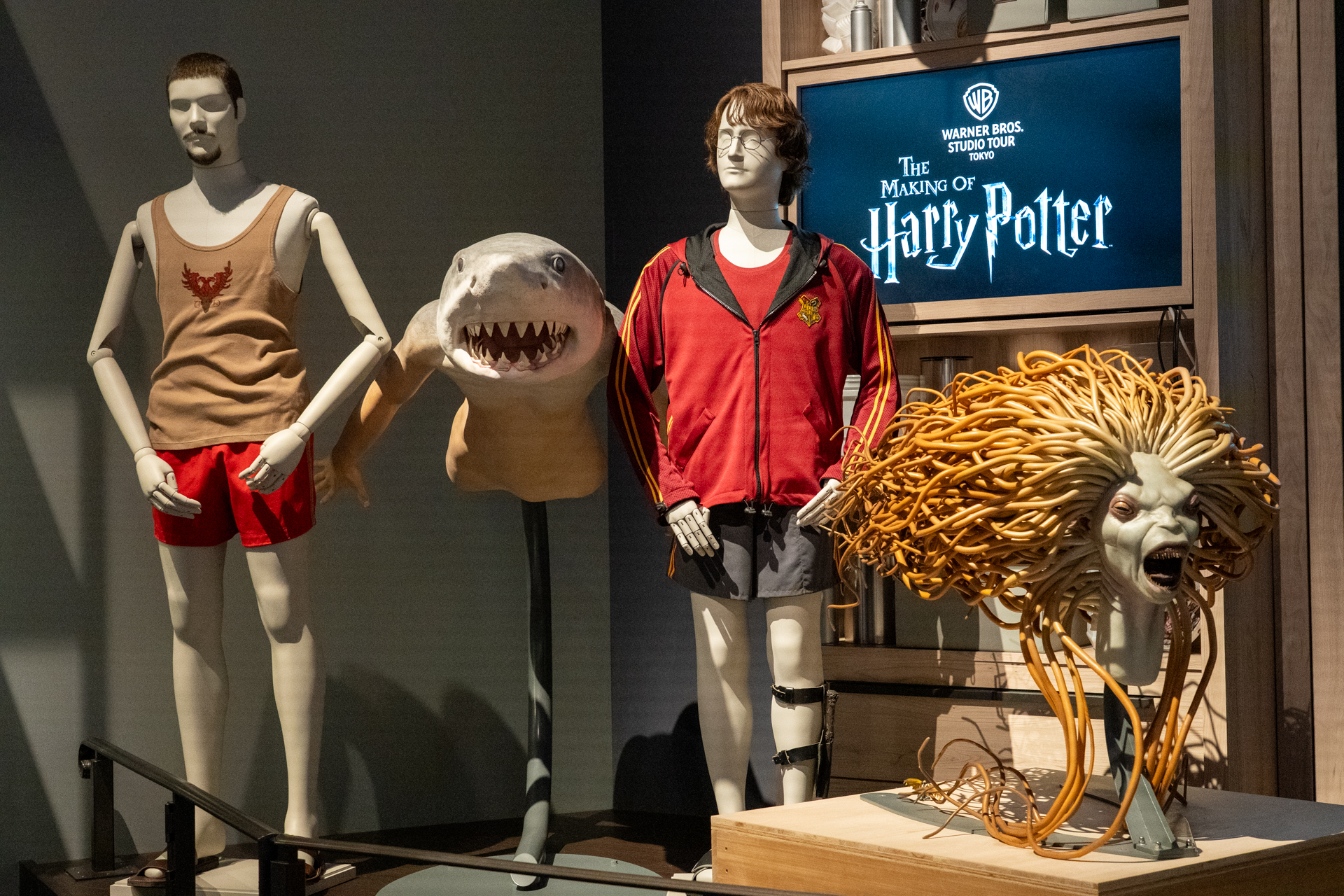 ビクトール・クラムが変身したサメの頭部などを展示