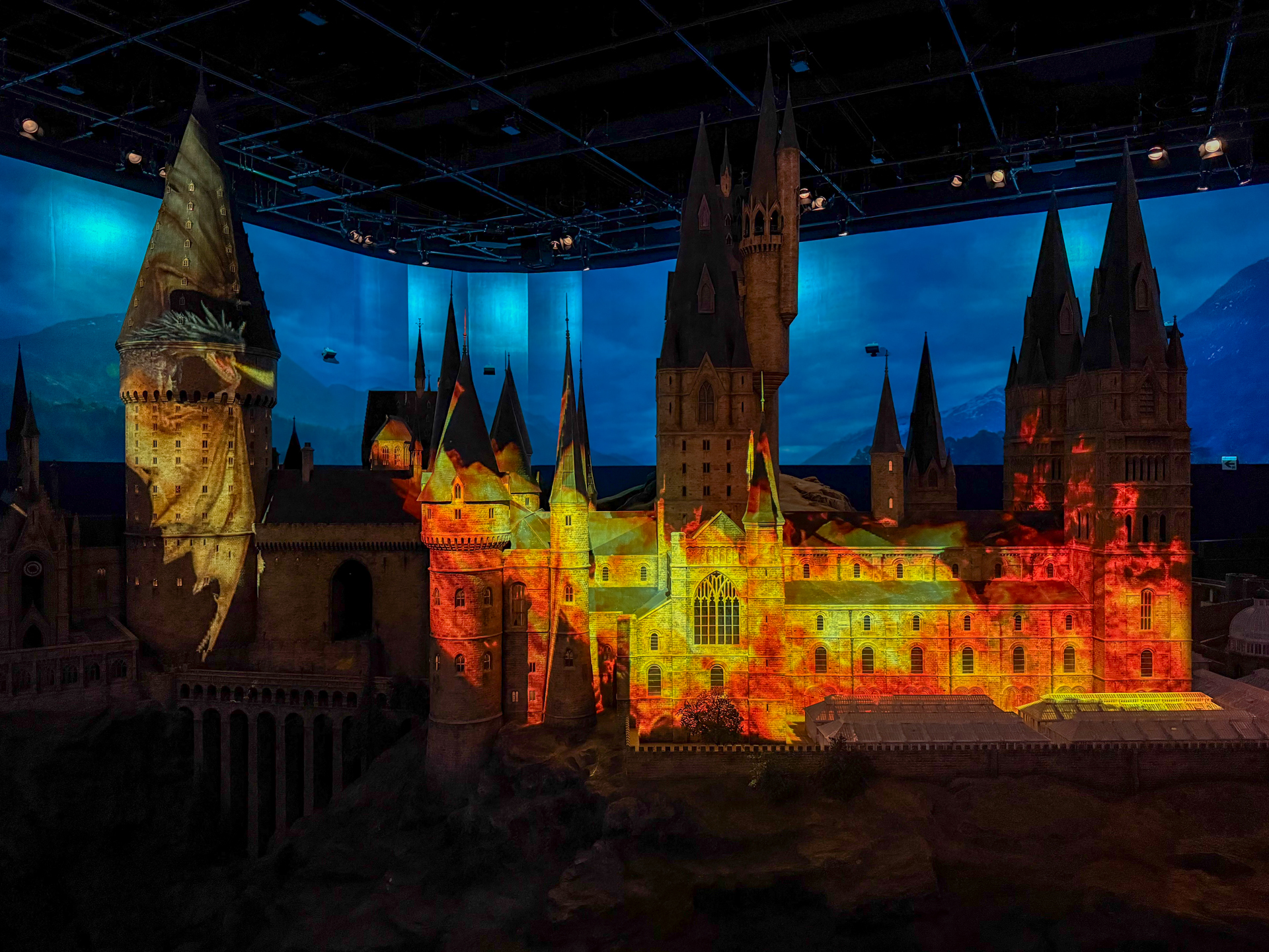 ぐるりと周り込んで見ることができるホグワーツ城の模型。ぜひいろいろな角度から鑑賞してみて