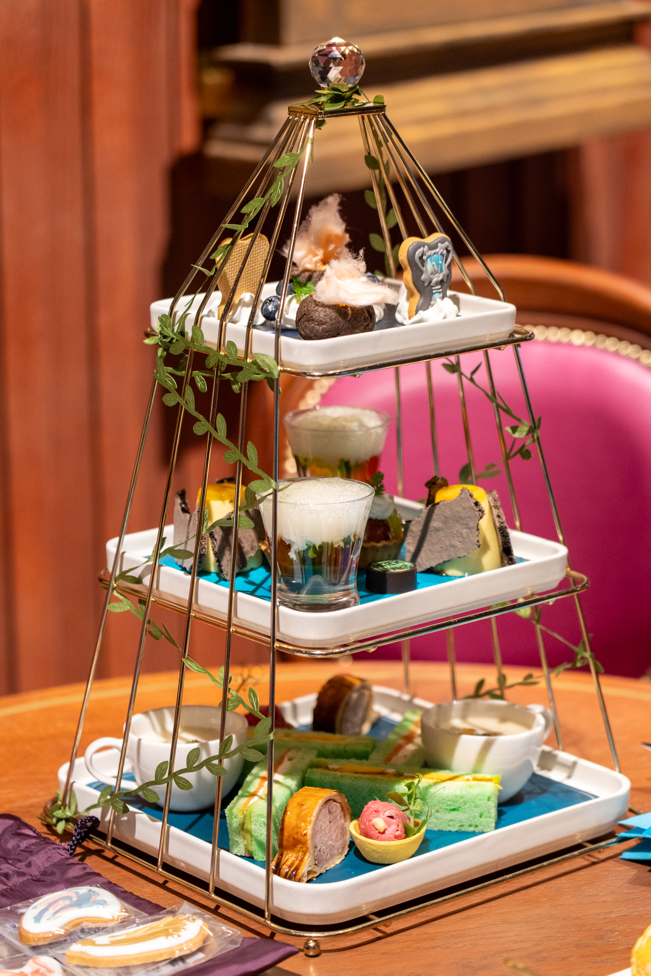 アフタヌーンティーは7800円。ドリンクは紅茶・コーヒー、ハーブティーなど約10種類を用意。別料金になるがグラスワインなどのアルコール類も