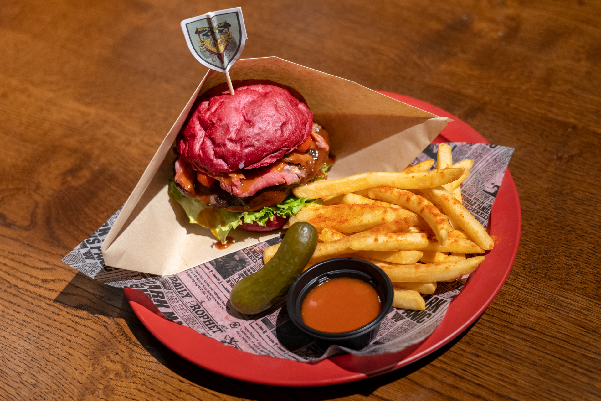 プレミアムバーガー ～ダームストラング～（2500円）。ジューシーなフィリングでソースは2種類