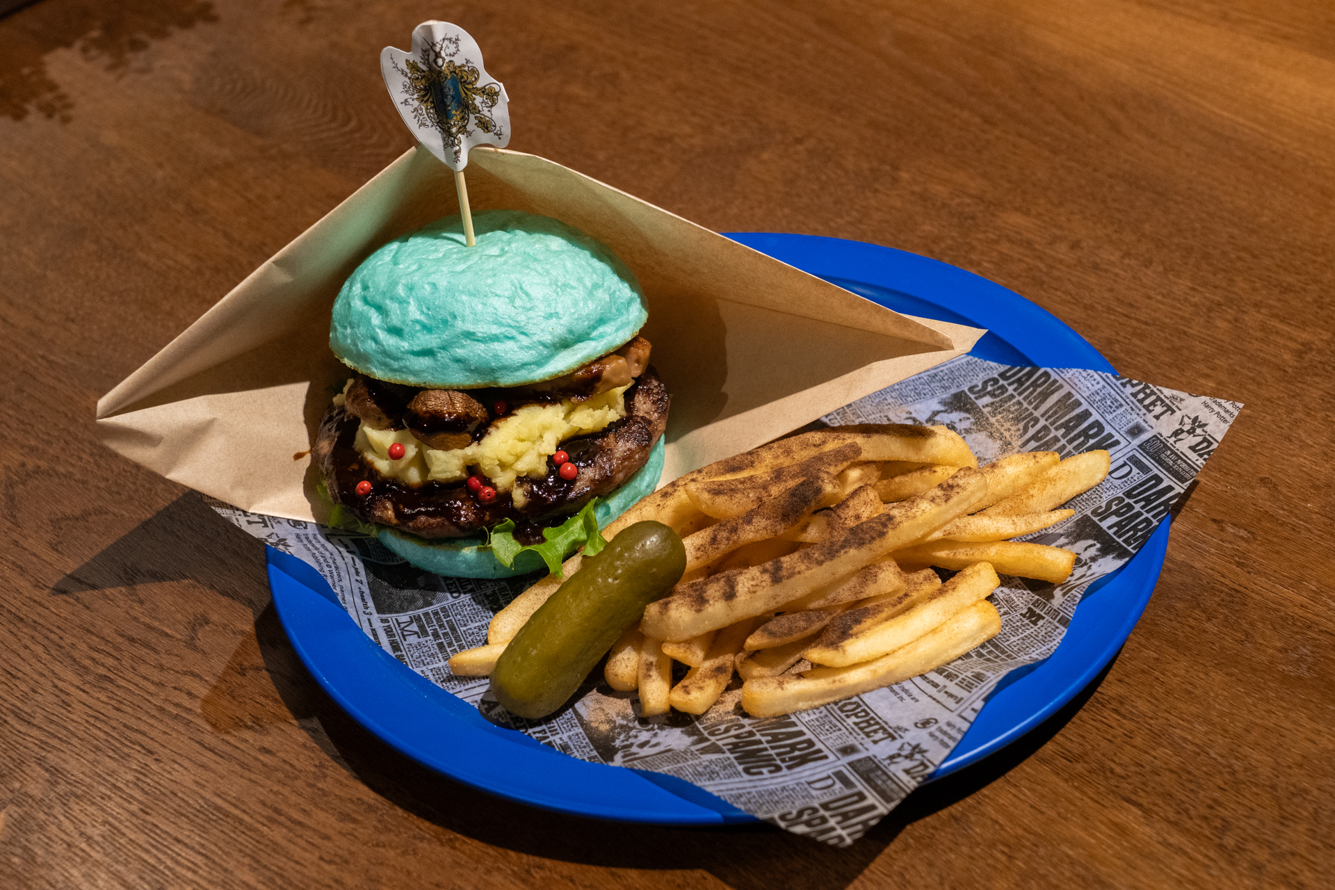 プレミアムバーガー ～ボーバトン～（2800円）。チップスはトリュフ味