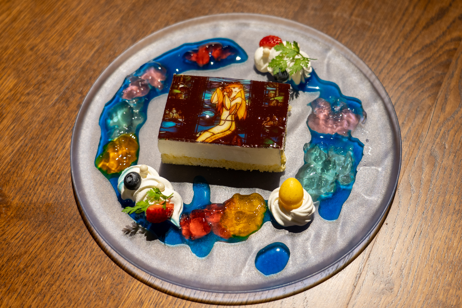 監督生が使える風呂場にある人魚のステンドグラスをイメージしたマーメイドステンドグラスケーキ（2400円）
