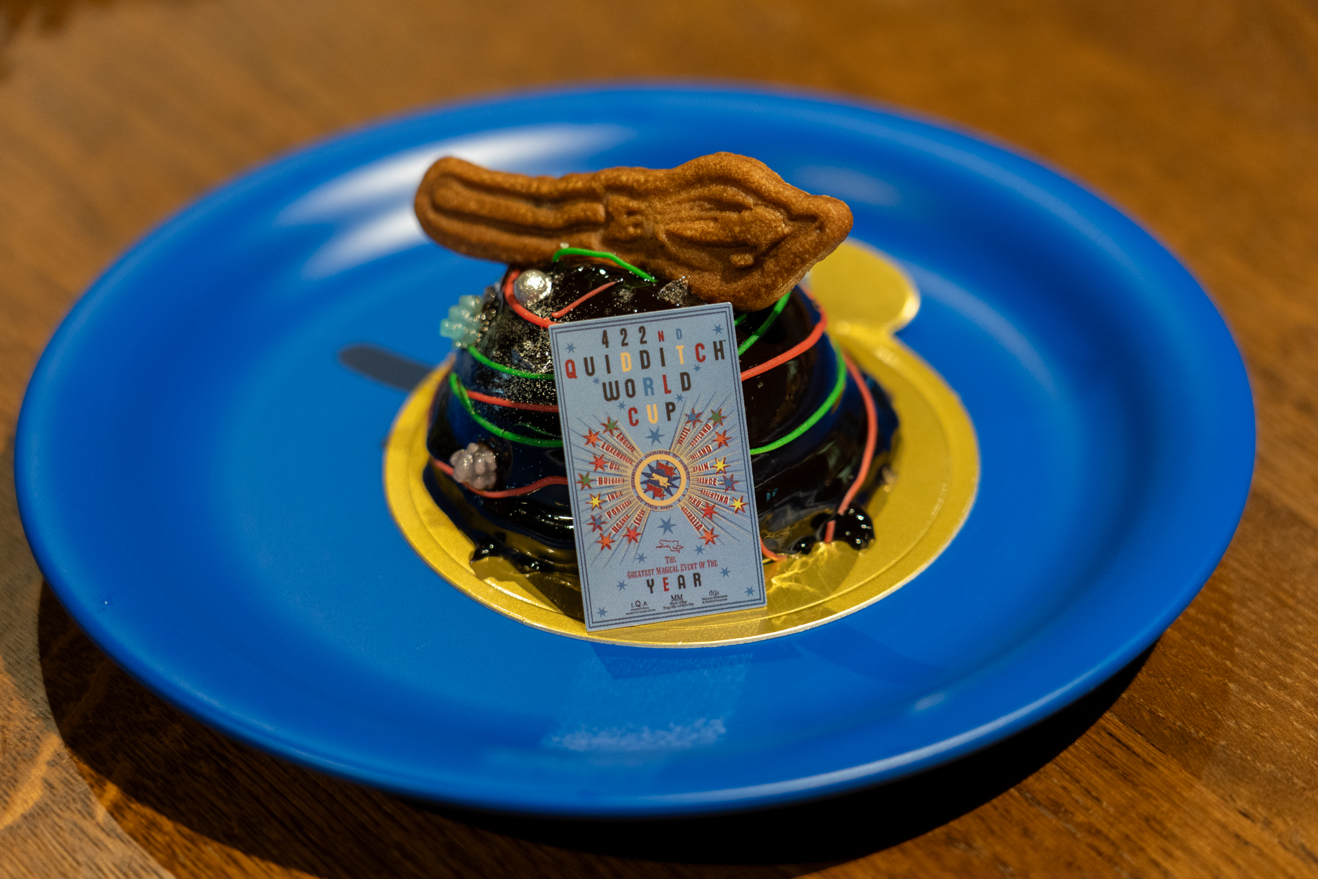 クィディッチワールドカップムースケーキ（850円）は、ホワイトチョコレートとライチソースのムースケーキ。フロッグカフェにて提供