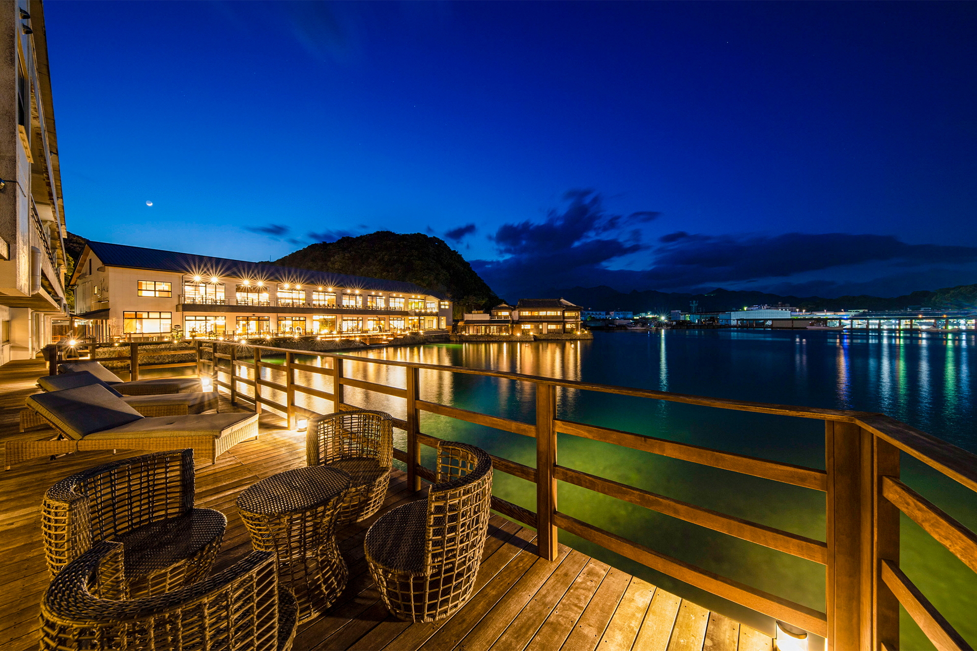 オーシャンビューの絶景を楽しめるデッキラウンジ