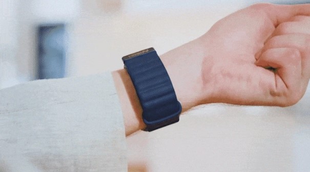 充電部と本体を接触させると充電可能。バンドへの充電はUSB-Cポートから