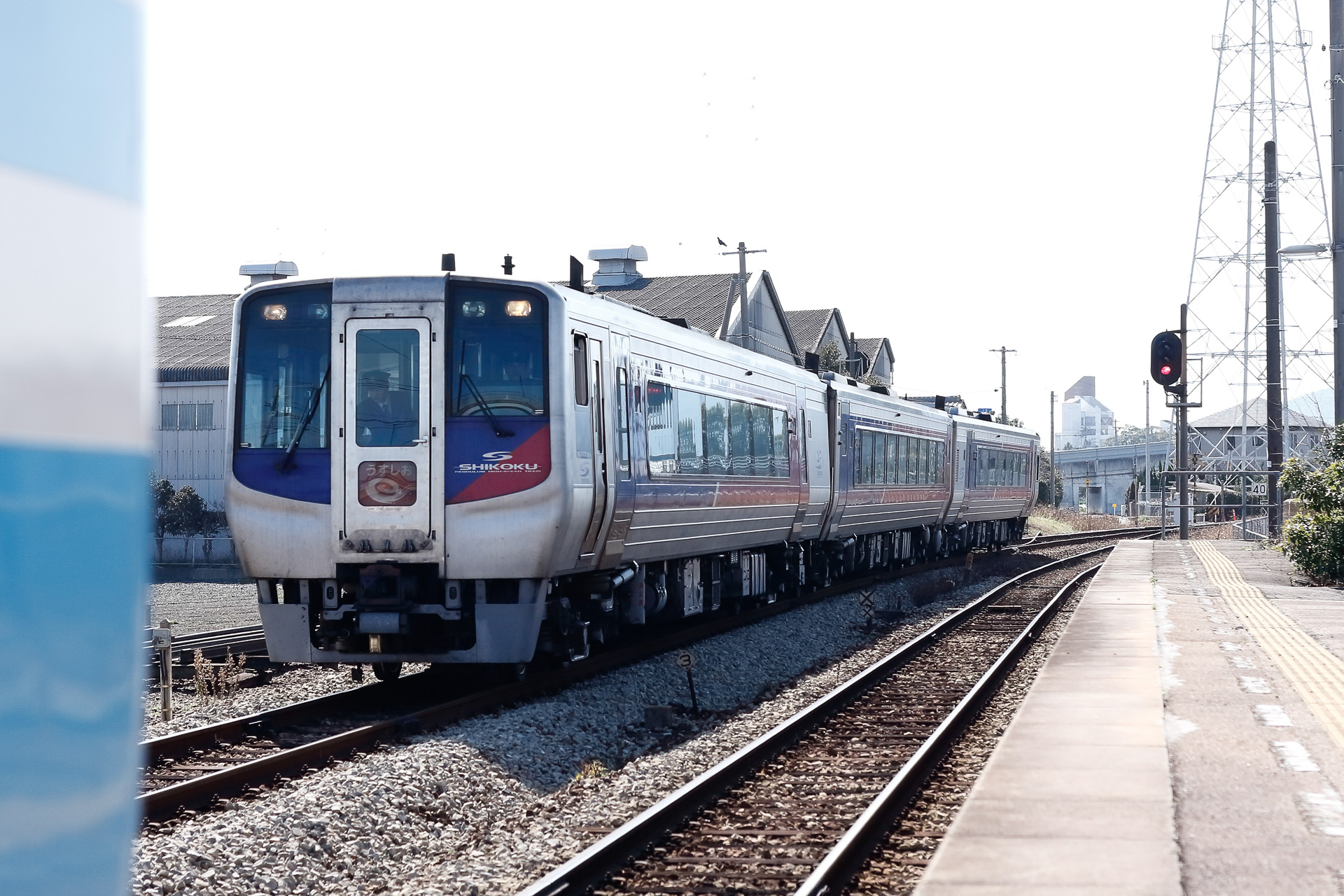単線区間で対向列車が来ているとき、こちら側の列車には停止信号を表示して待たせている。だから、写真の右端近くにある出発信号機は停止現示（赤灯）になっている