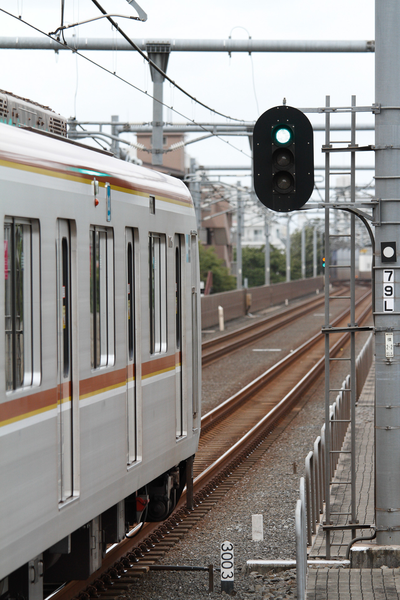 西武池袋線で。出発した列車の前方に別の列車はいないので、信号機は進行現示（青信号）