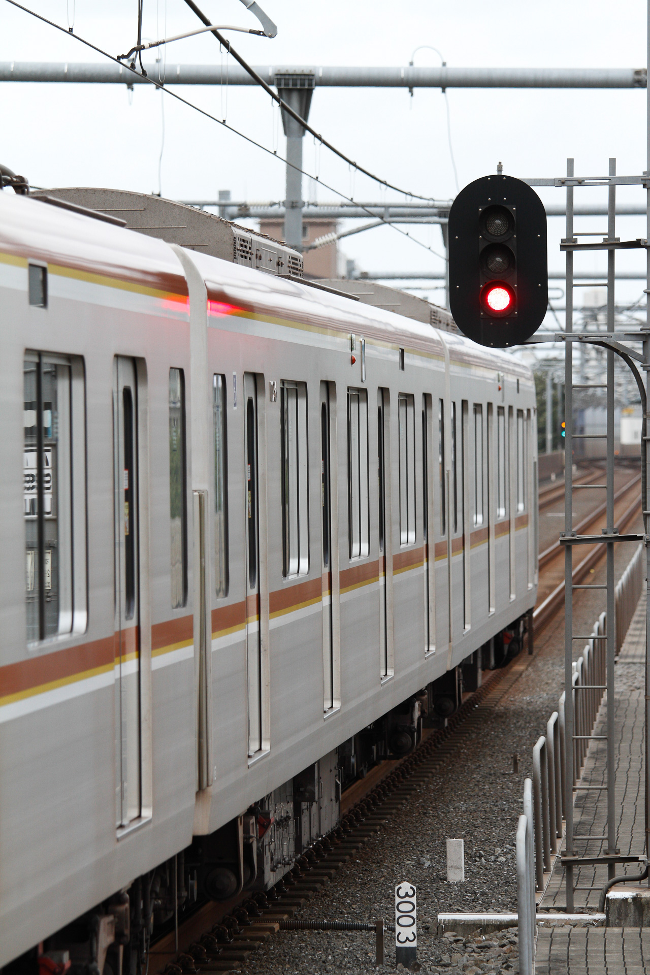 ところが、出発した列車が前方の閉そく区間に進入すると、そこに列車がいるわけだから、後続列車に向けた信号機の現示は「停止」に変わる