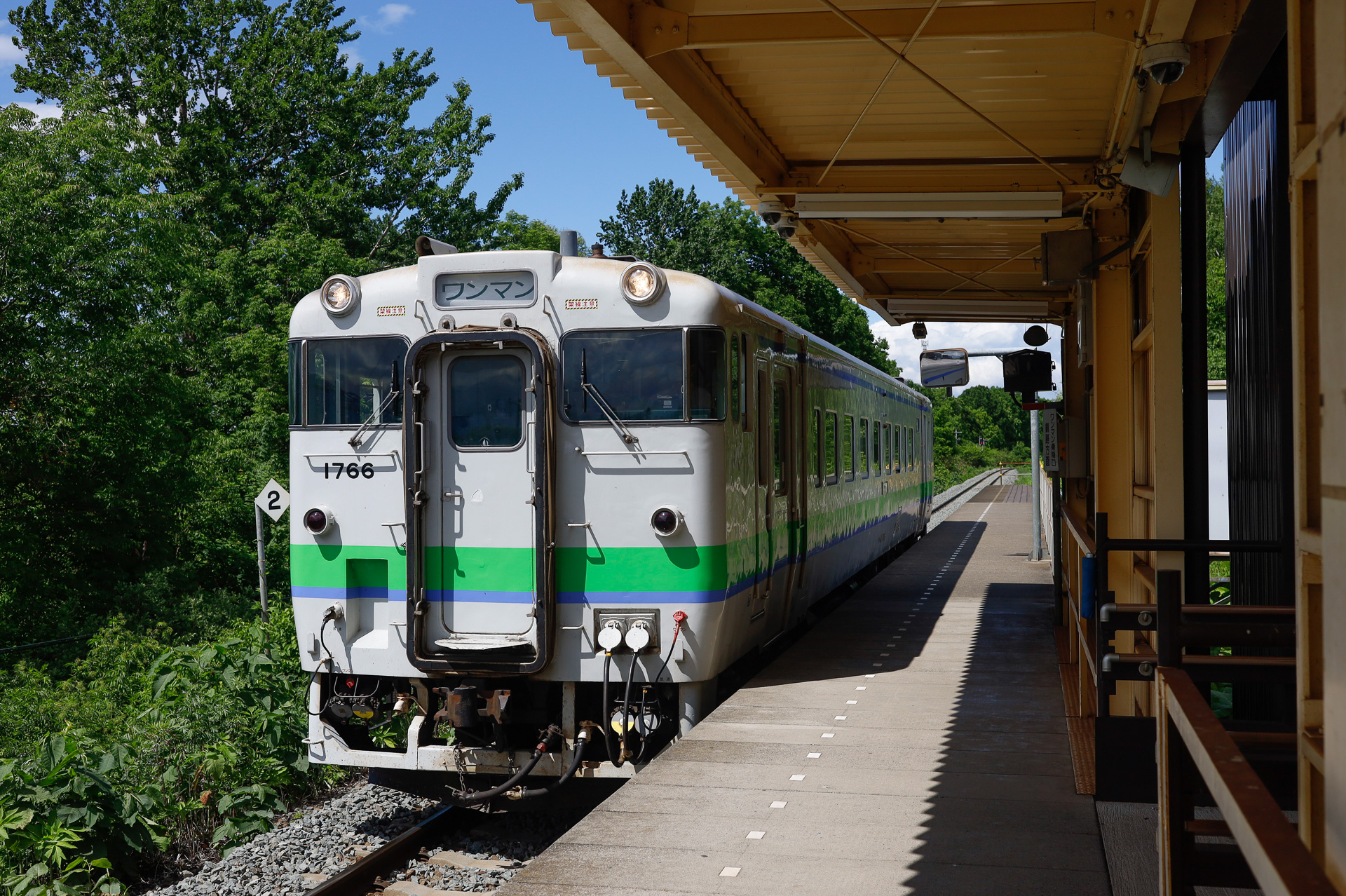 先に名前が出てきた、根室本線の大成駅。単線の線路にホームを1面、沿わせただけのシンプルな構造