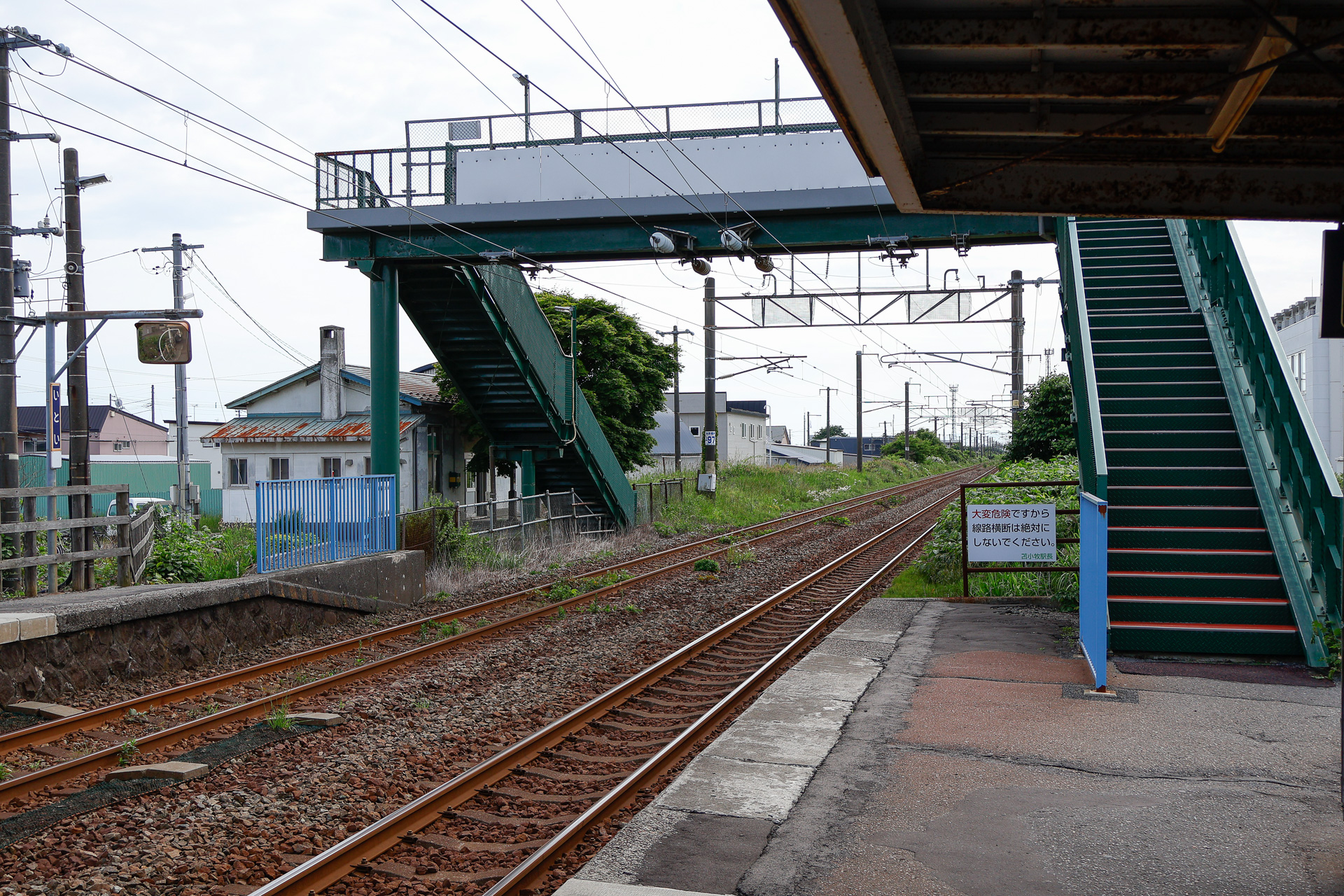 こちらは室蘭本線の糸井駅。複線区間にある駅だが、やはり上下線にそれぞれホームを沿わせただけのシンプルな構造。この駅も「この区間は実際の走行位置とは異なる場合があります」の対象になっている