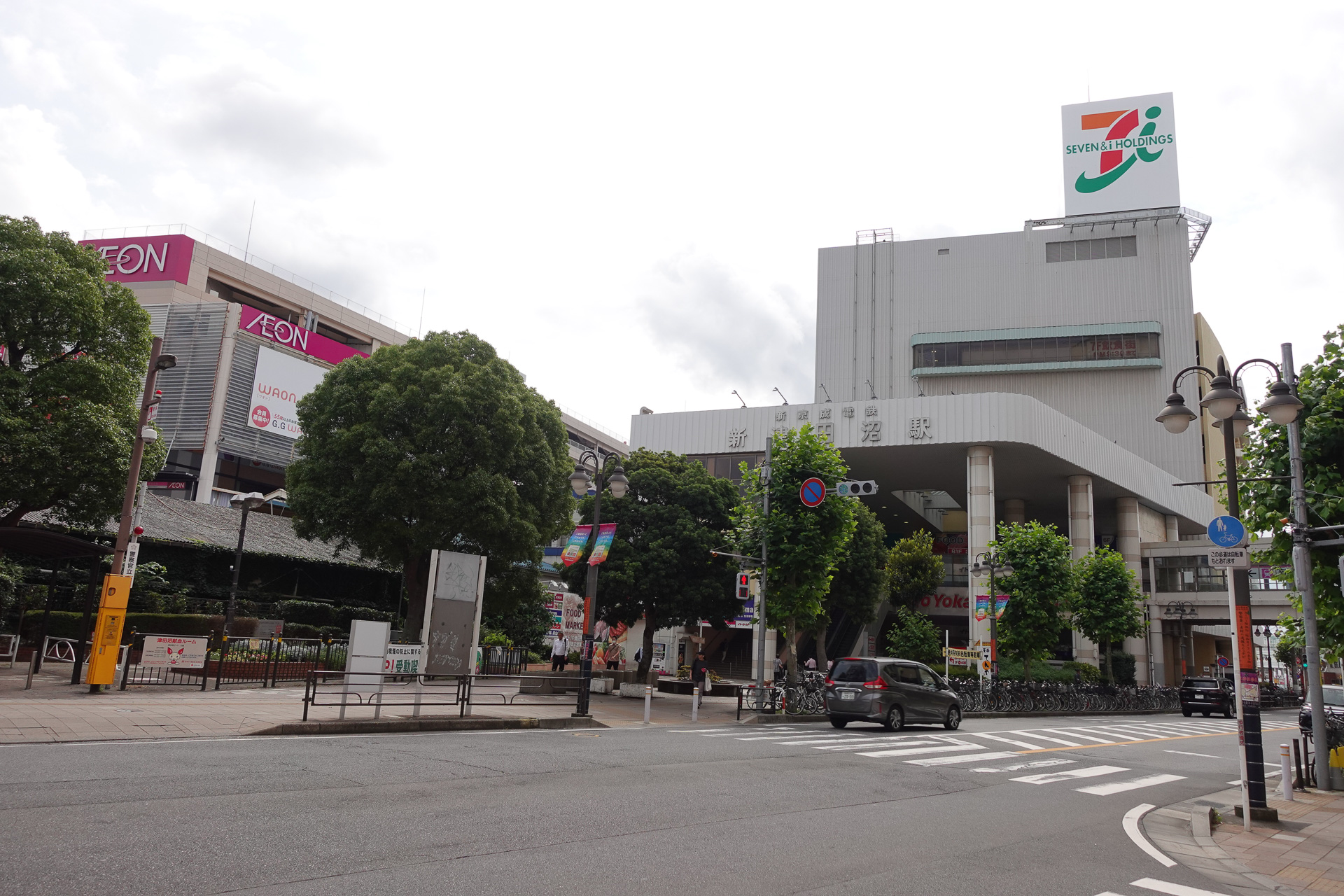 右はイトーヨーカドー津田沼店、左はイオン津田沼店