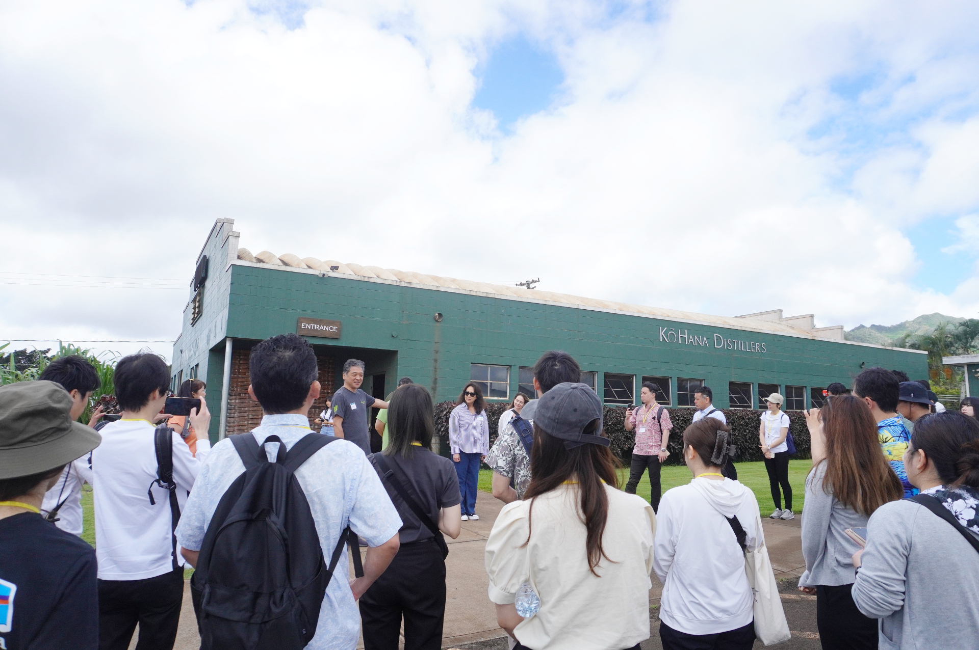 旅行会社でハワイツアー商品を企画・造成する担当者たちとともに、ワイキキ市街地から約1時間のオアフ島クニア地区「ナロファーム」へ