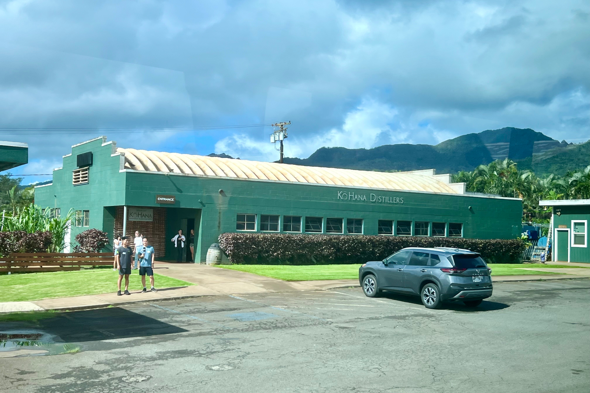 ツアーの最後は、コ・ハナ蒸留所に併設のショップで試飲＆買い物タイム