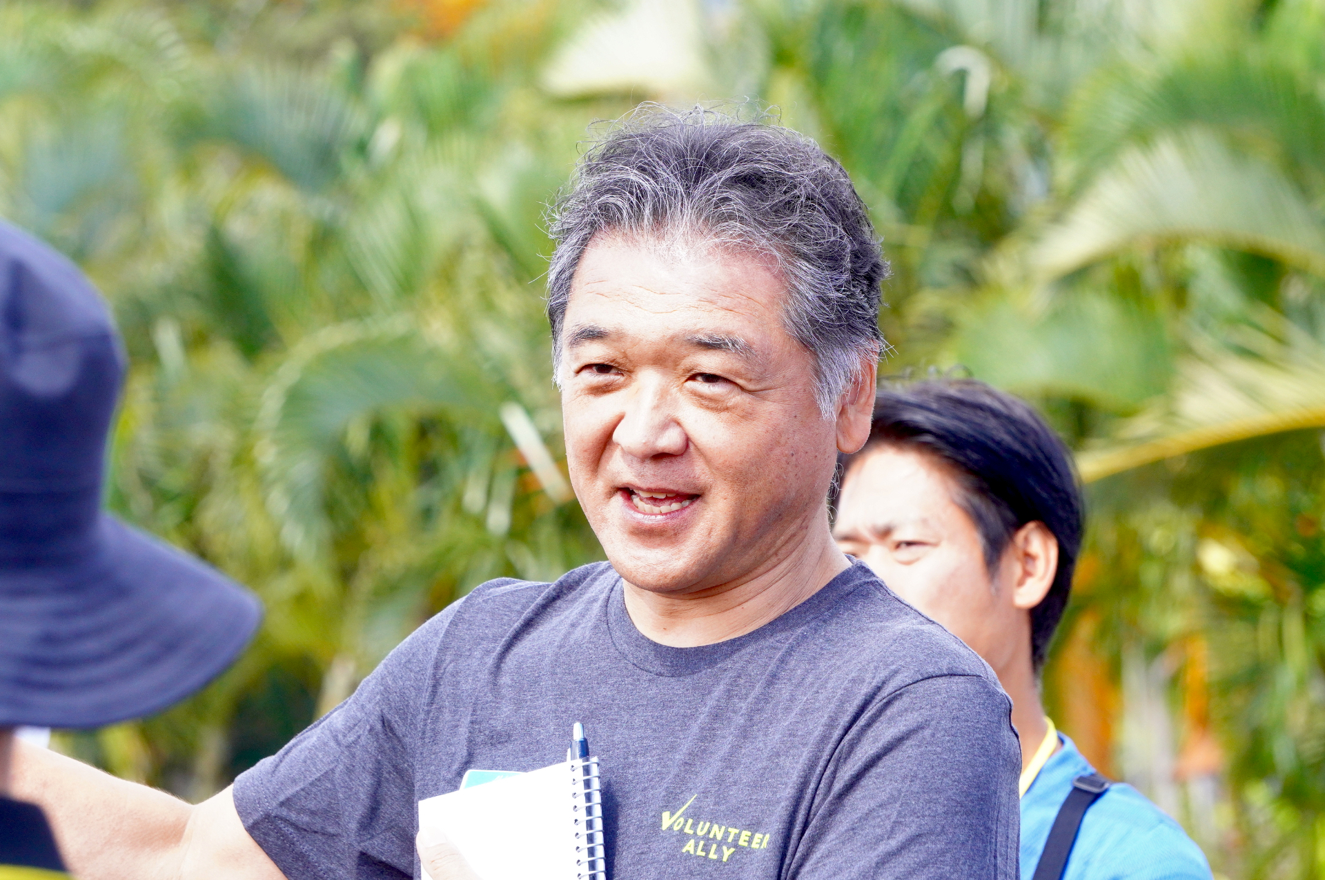 エコツアーを専門に取り扱うボランティアアライのケンジさん。今回HTJとの協力で、再生型観光のひとつとして初めてナロ・ファームで日本人団体も受け入れることに