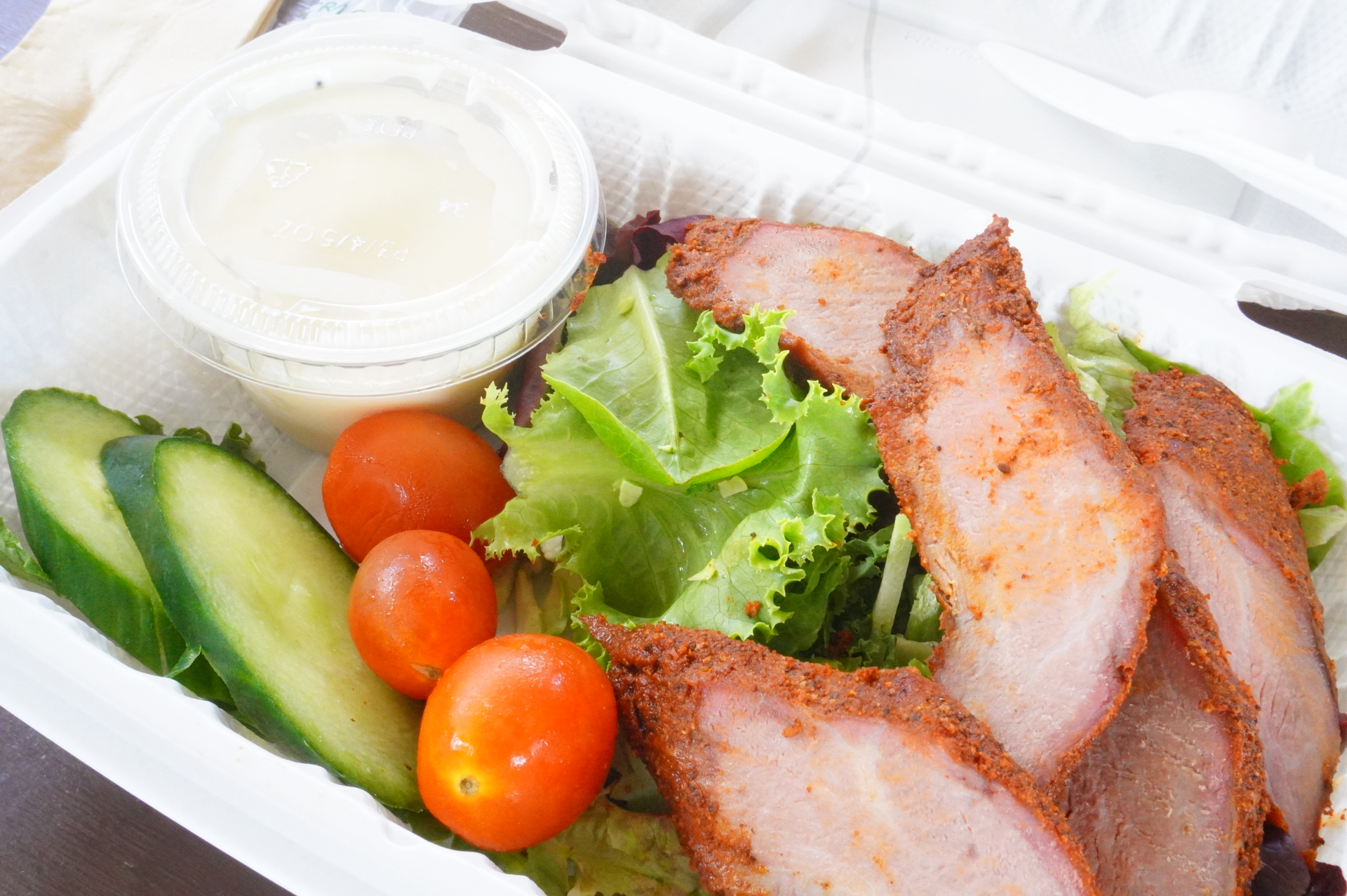 みずみずしい朝採れレタスとお肉たっぷりのファーマーズランチです