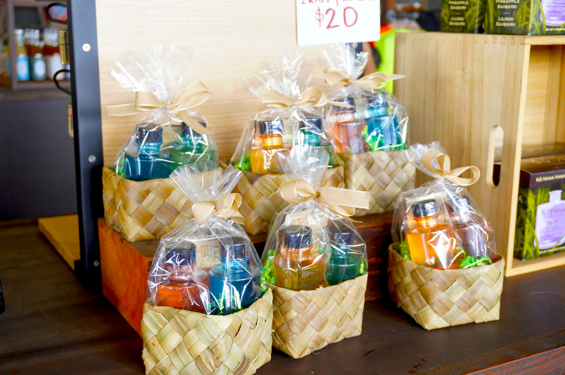 小瓶の詰合せになったコ・ハナ・ラムやカクテルは、ばら撒き土産にぴったり