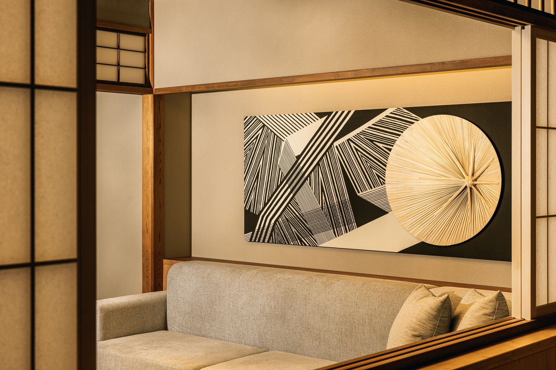 旅人が宿で広げる旅道具を壁面のアートやベッドスローのデザインに取り入れた