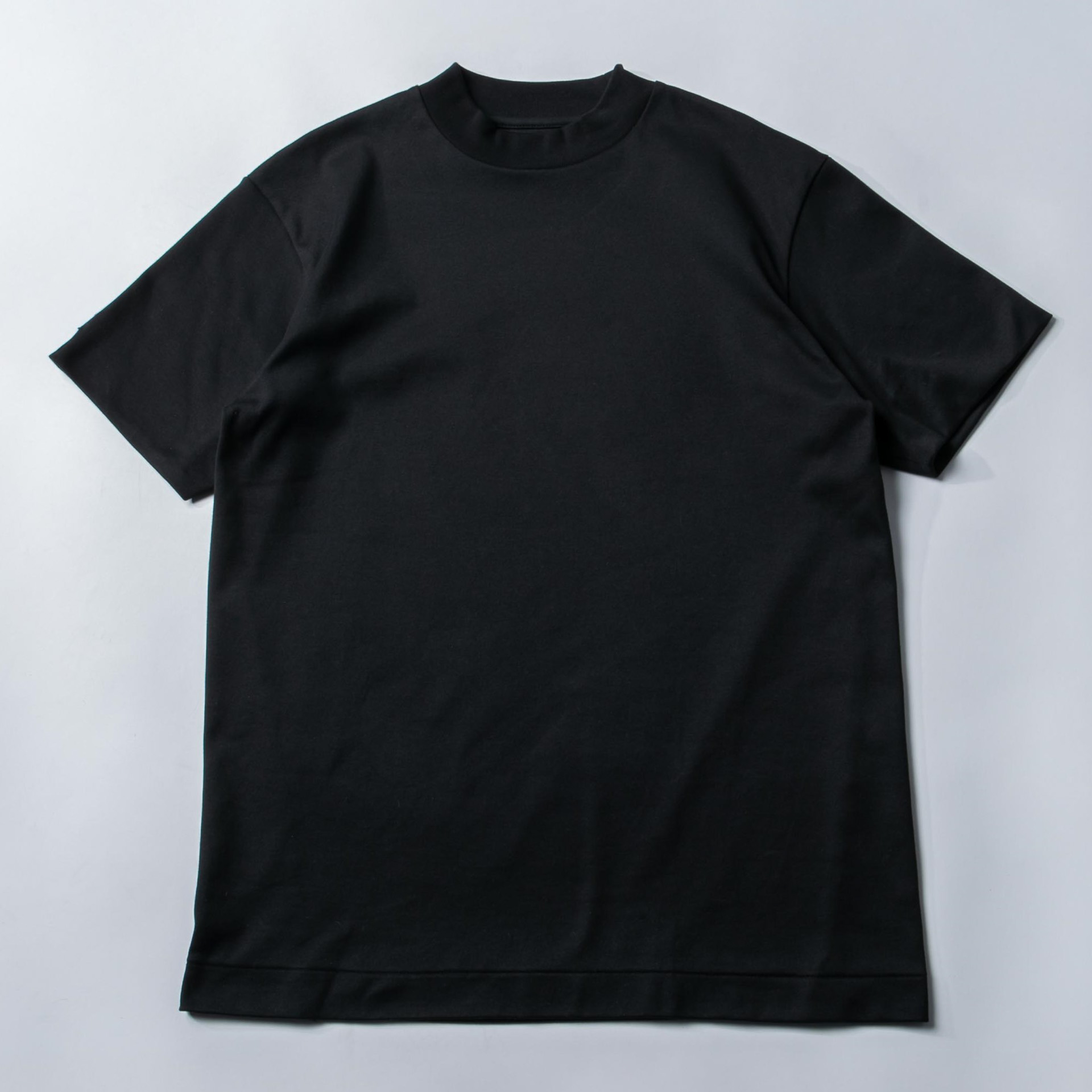 体の線が出にくいウェイトと厚みの黒T