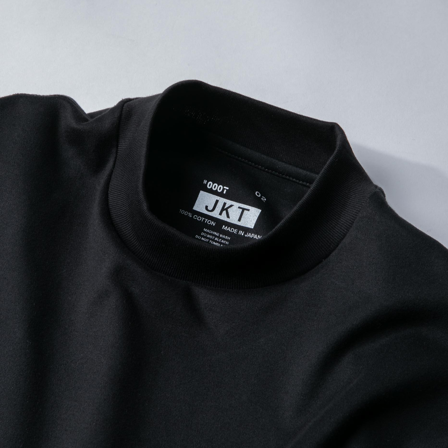 襟がやや立ち上がったセミモックネック仕様