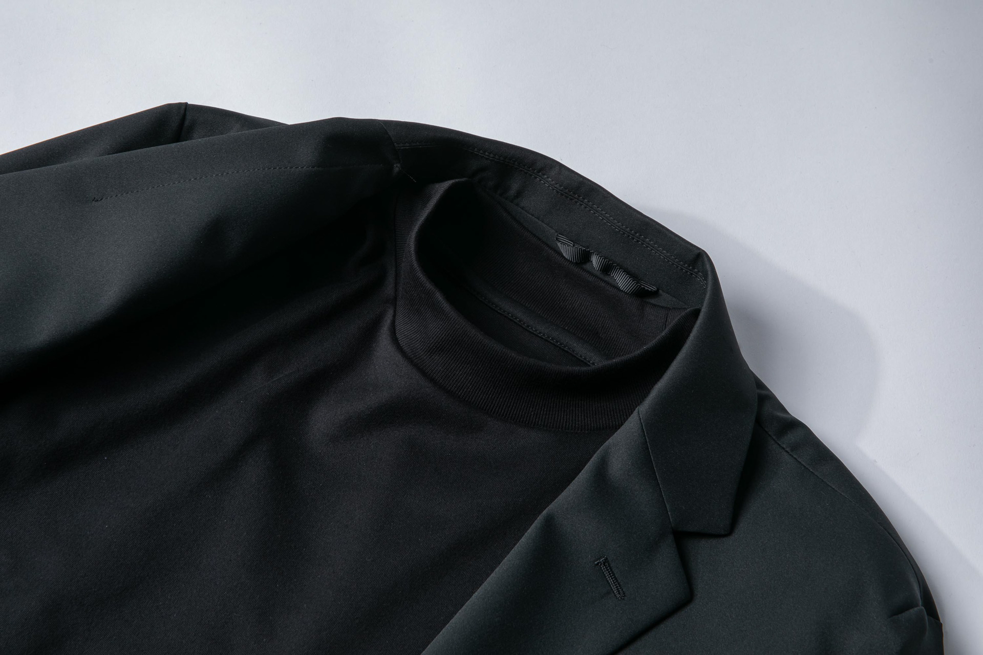 ジャケットの襟が直接肌に触れないように調整した