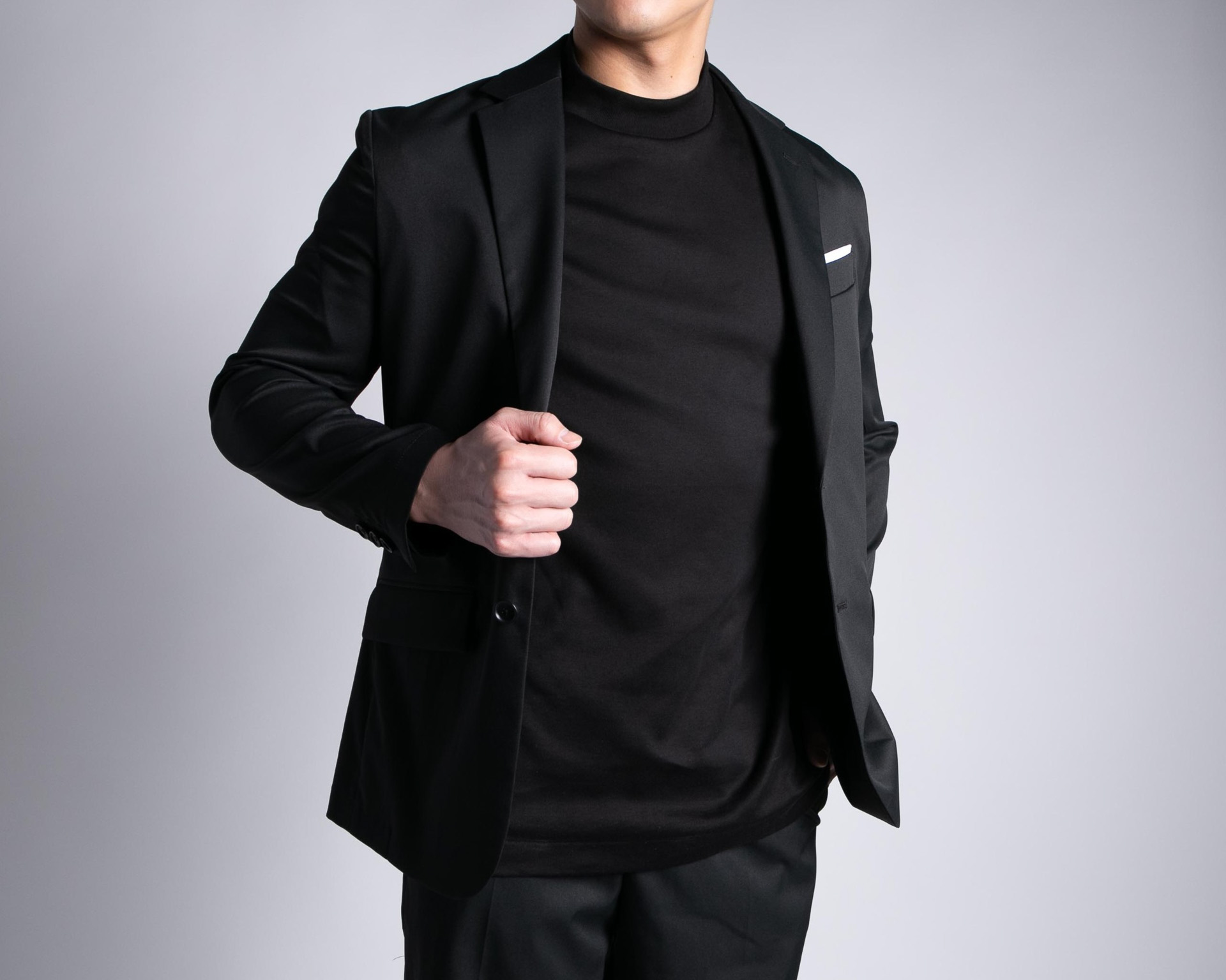 1枚で来てもジャケットを羽織っても様になるシルエットを実現