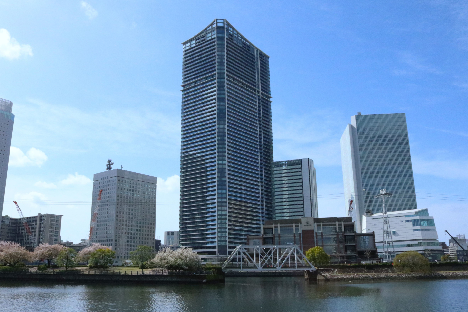 OMO5横浜馬車道が入居する超高層複合ビル