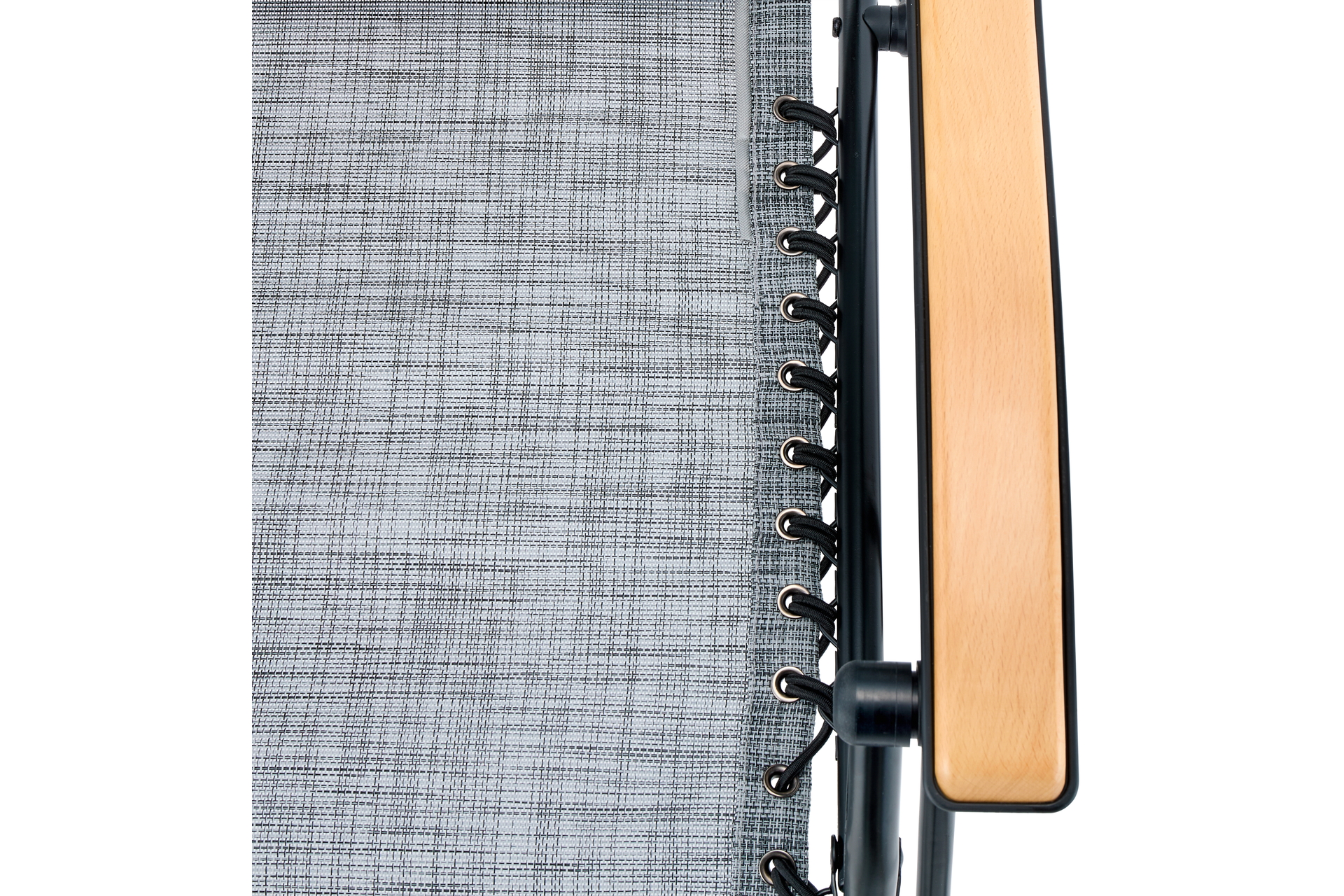 アームレストには手触りのよい天然木を使用