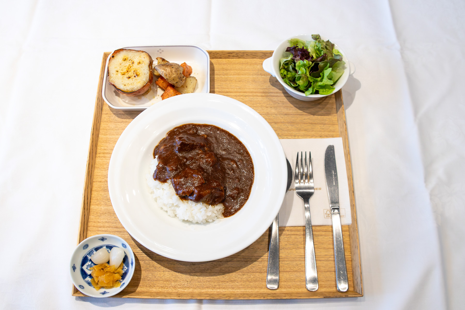 焼野菜などが添えられた特製オリジナルビーフカレー