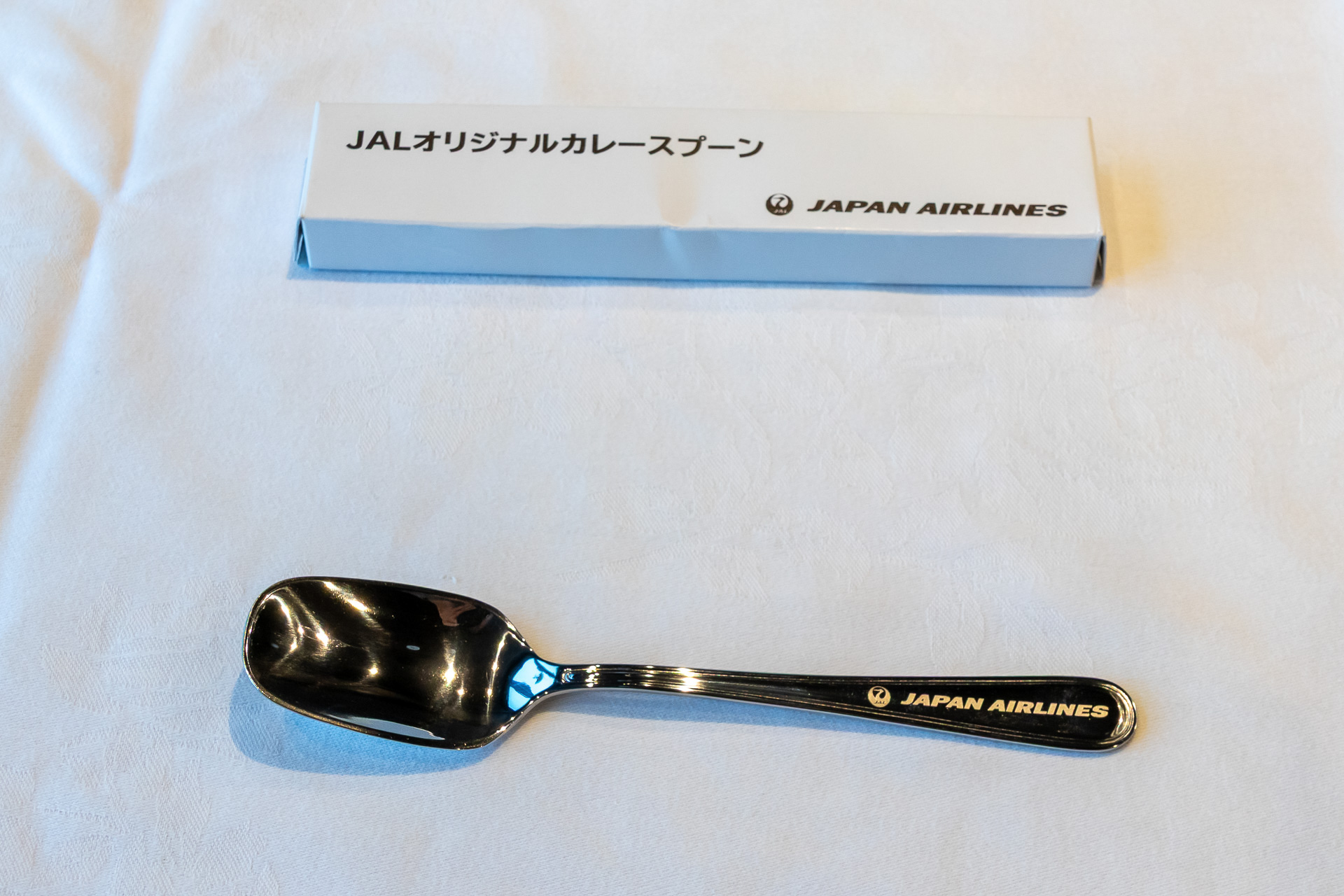 柄に「JAPAN AIRLINES」のロゴが入っている